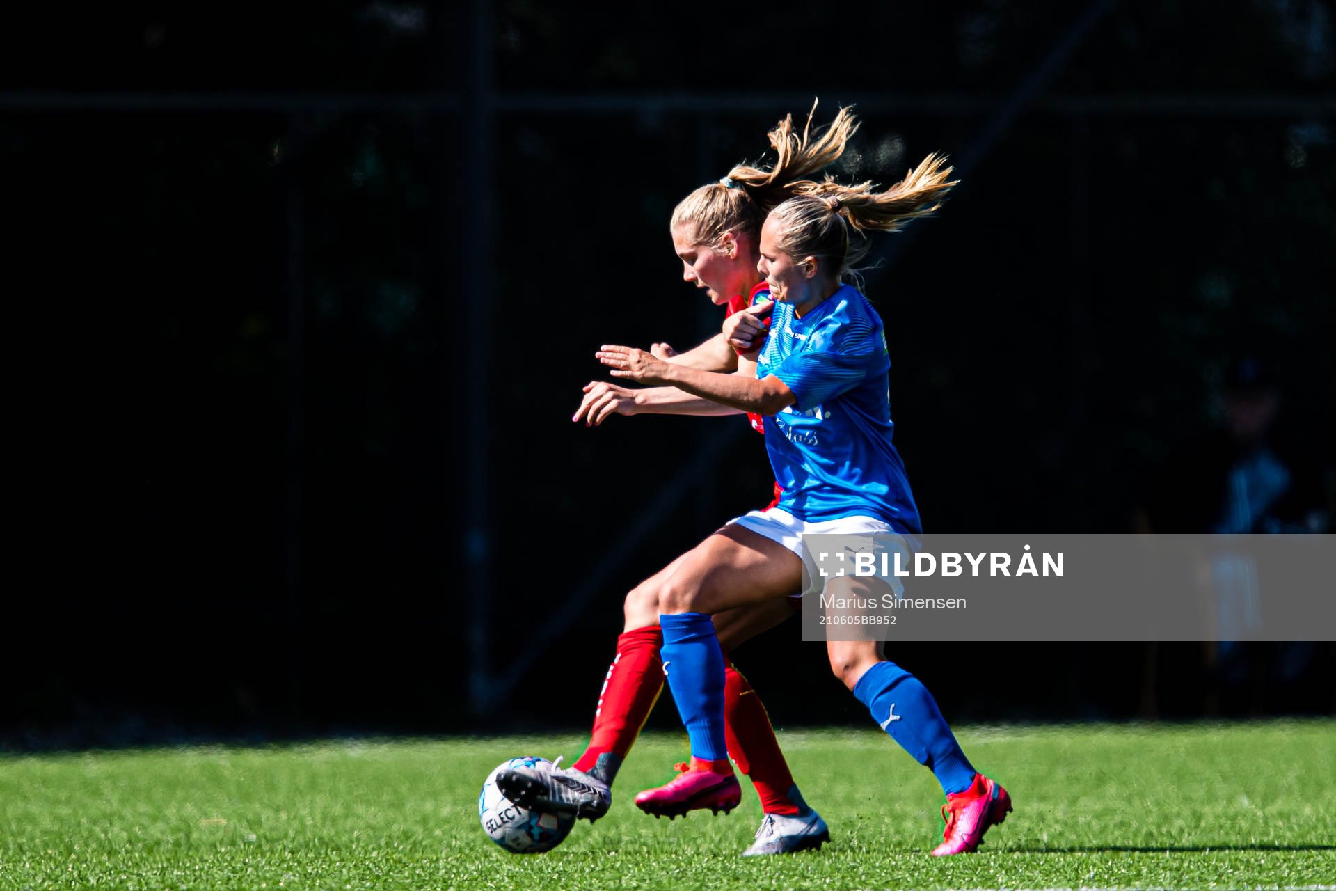 Oline Brekke Fuglem of Røa and Synne Sofie Christiansen of