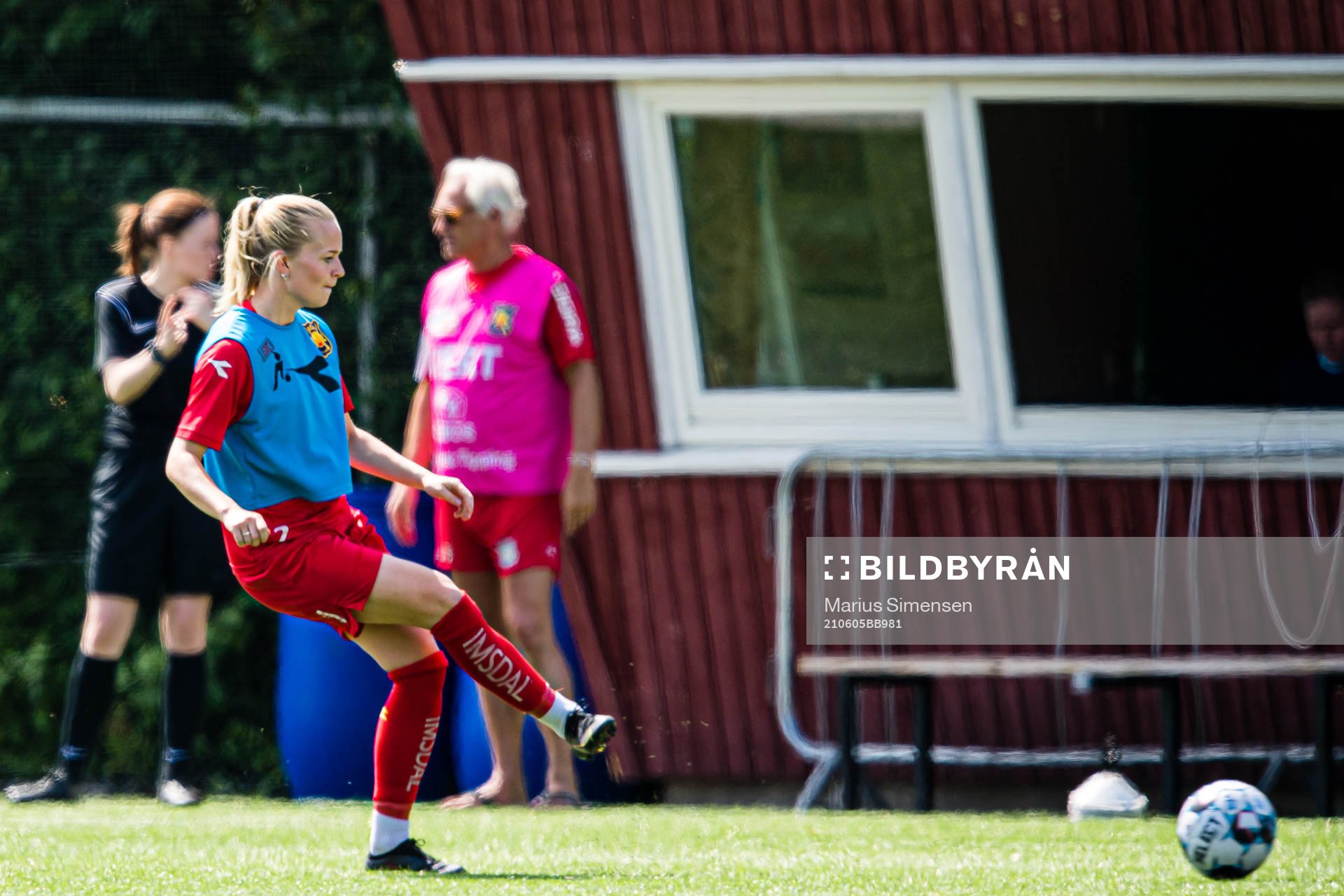 Oline Brekke Fuglem of Røa warms up