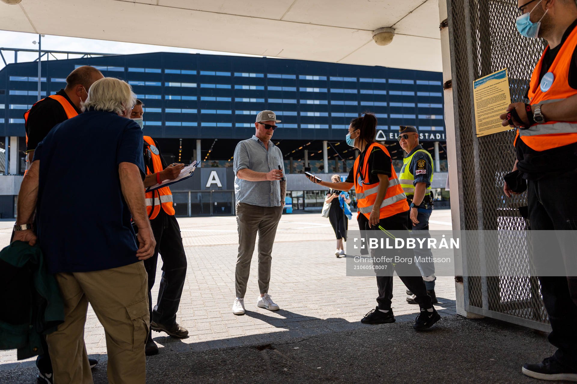 En publikvärd blippar en biljett från en supporter