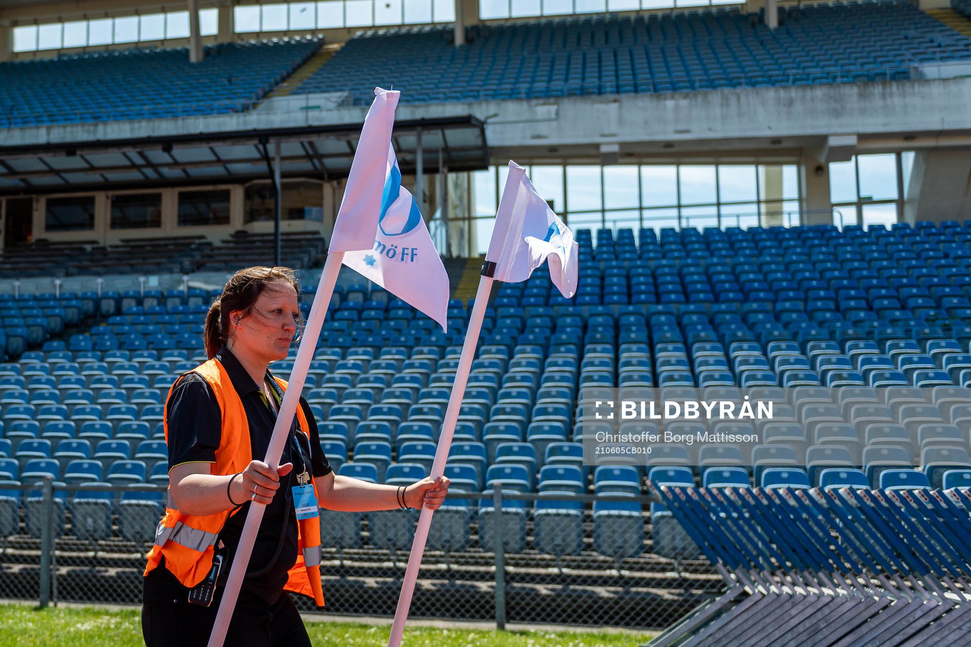 En publikvärd bär på hörnflaggor