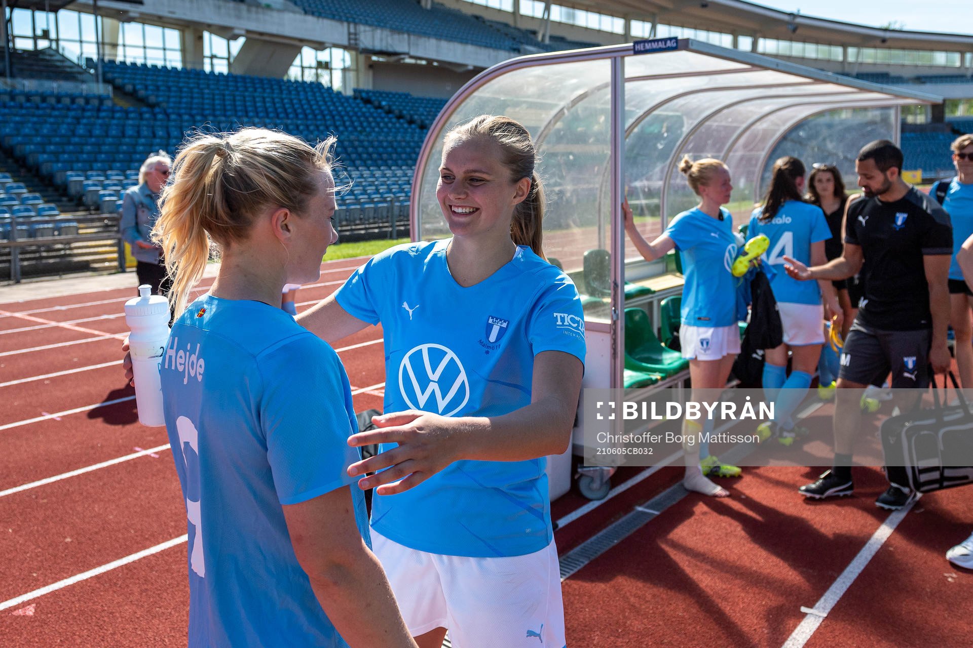 Malmö FFs Madeleine Hejde och Ida Lyberg kramas efter fotbollsmatchen i Division 3 sydvästra Skåne mellan Malmö FF och Lunds BK den 5 juni 2021 i Malmö.
