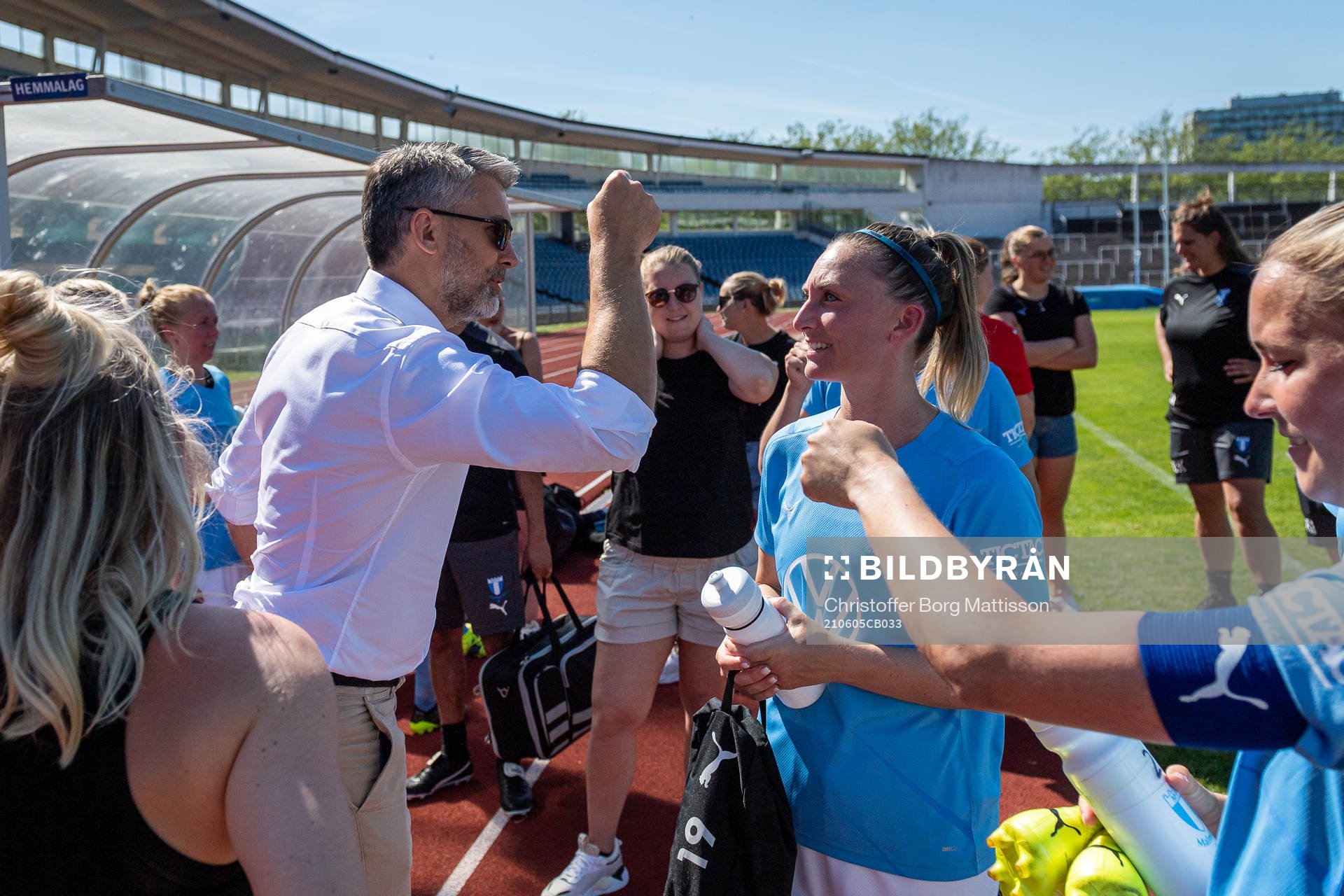 Malmö FFs VD Niclas Carlnén gratulerar spelarna efter fotbollsmatchen i Division 3 sydvästra Skåne mellan Malmö FF och Lunds BK den 5 juni 2021 i Malmö.