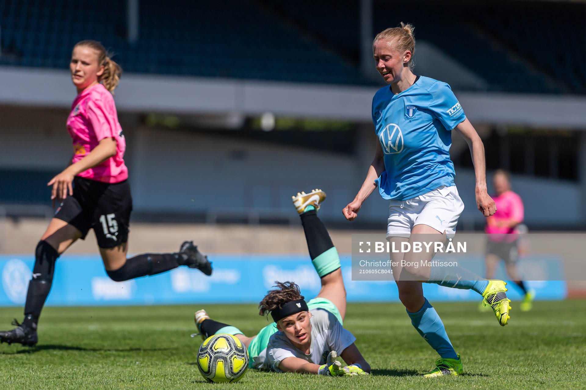 Malmö FFs Stina Stadig gör 7-0 bakom Lunds målvakt Nelly