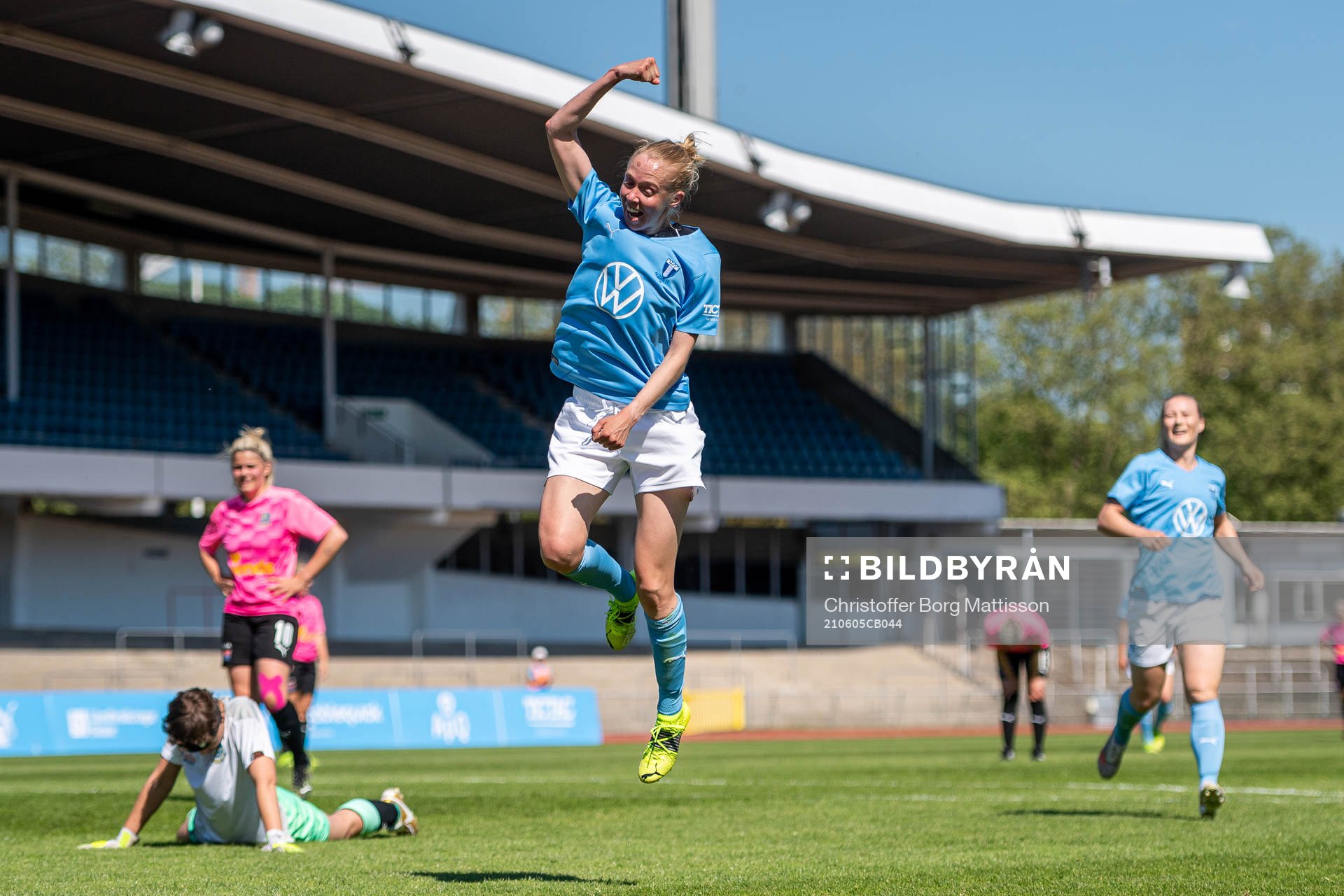 Malmö FFs Stina Stadig jublar efter 7-0 under fotbollsmatchen i Division 3 sydvästra Skåne mellan Malmö FF och Lunds BK den 5 juni 2021 i Malmö.
