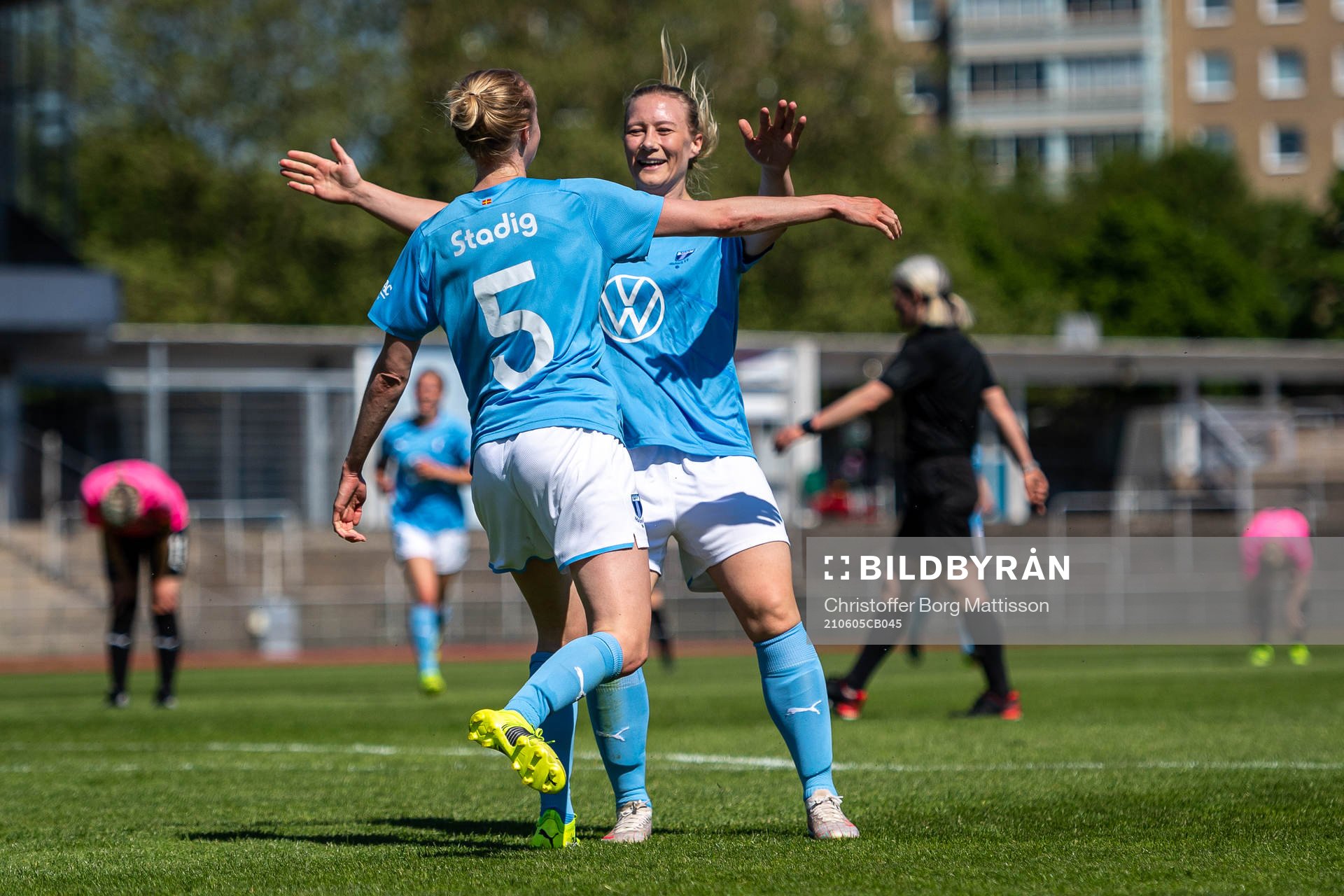 Malmö FFs Stina Stadig och Madeleine Hejde jublar efter 7-0 under fotbollsmatchen i Division 3 sydvästra Skåne mellan Malmö FF och Lunds BK den 5 juni 2021 i Malmö.