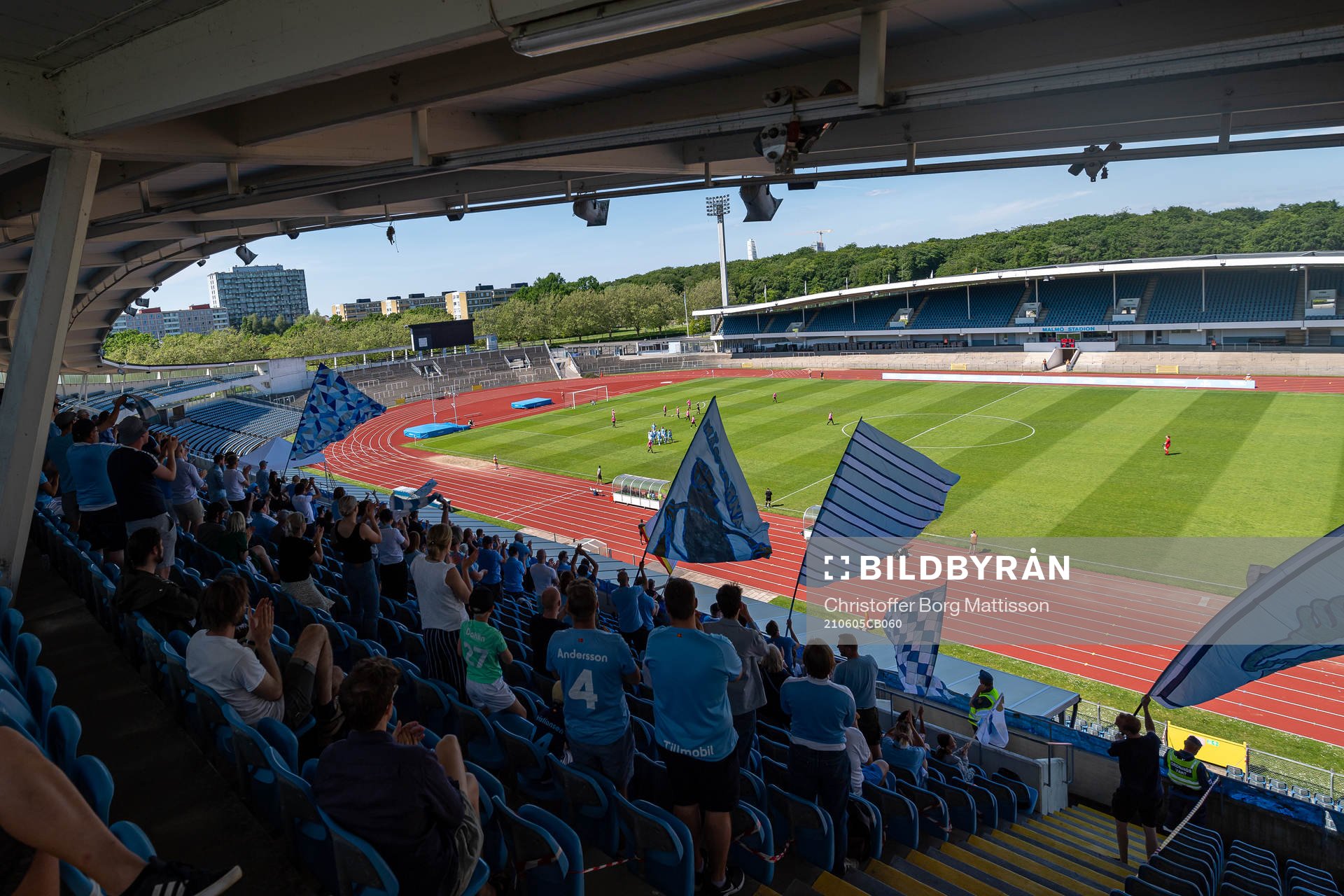 Publiken jublar efter 3-0 under fotbollsmatchen i Division 3 sydvästra Skåne mellan Malmö FF och Lunds BK den 5 juni 2021 i Malmö.