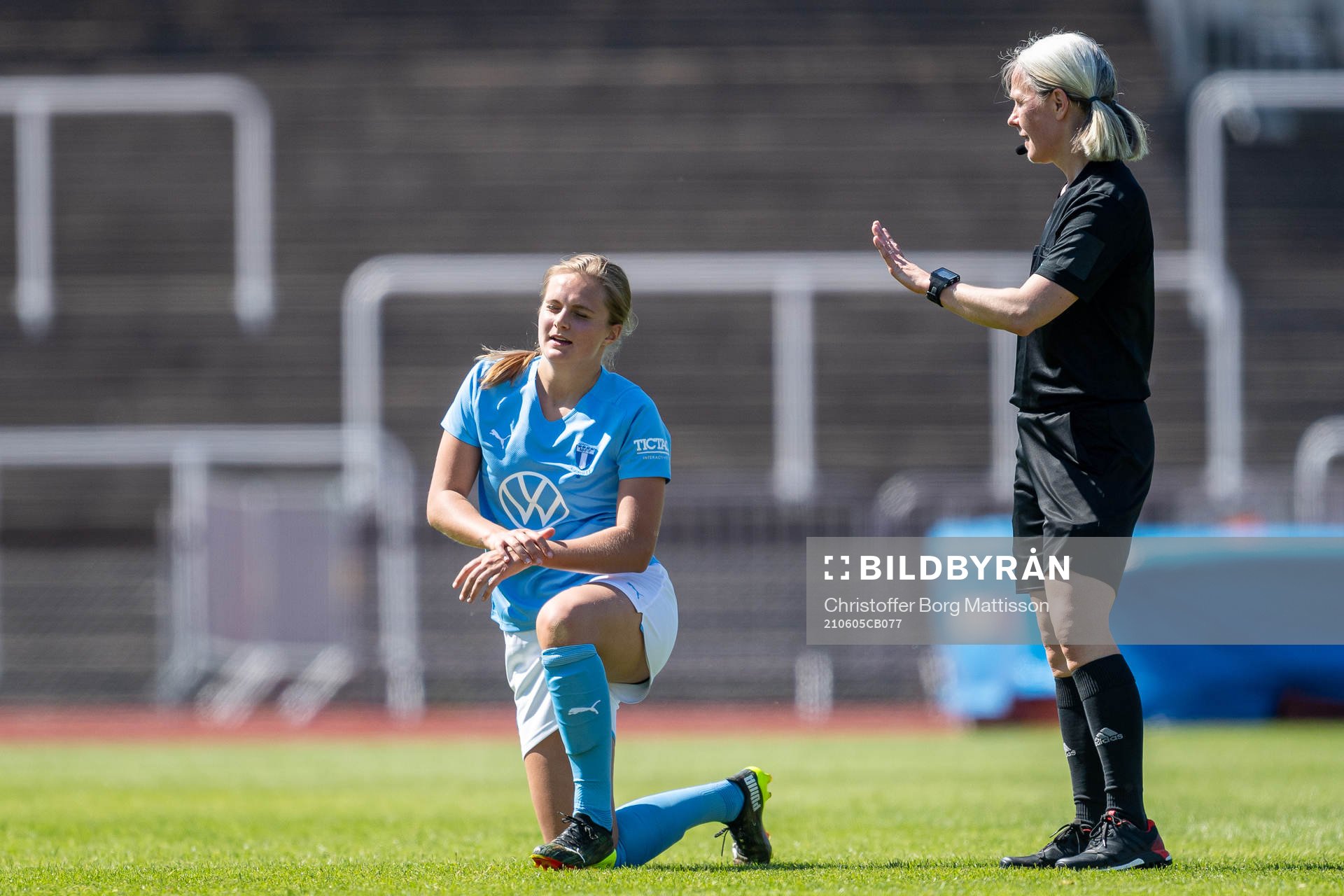 Malmö FFs Ida Lyberg blir tillsagd av domaren