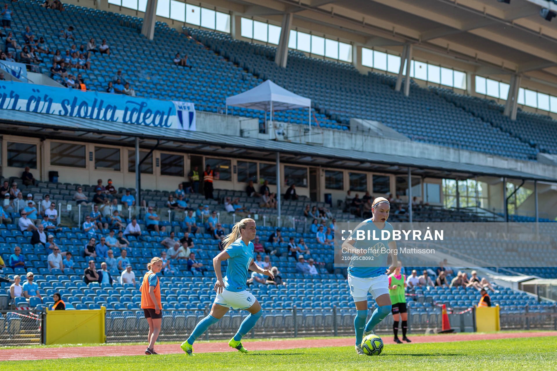 Malmö FFs Elin Björklund och Rebecka Holm framför