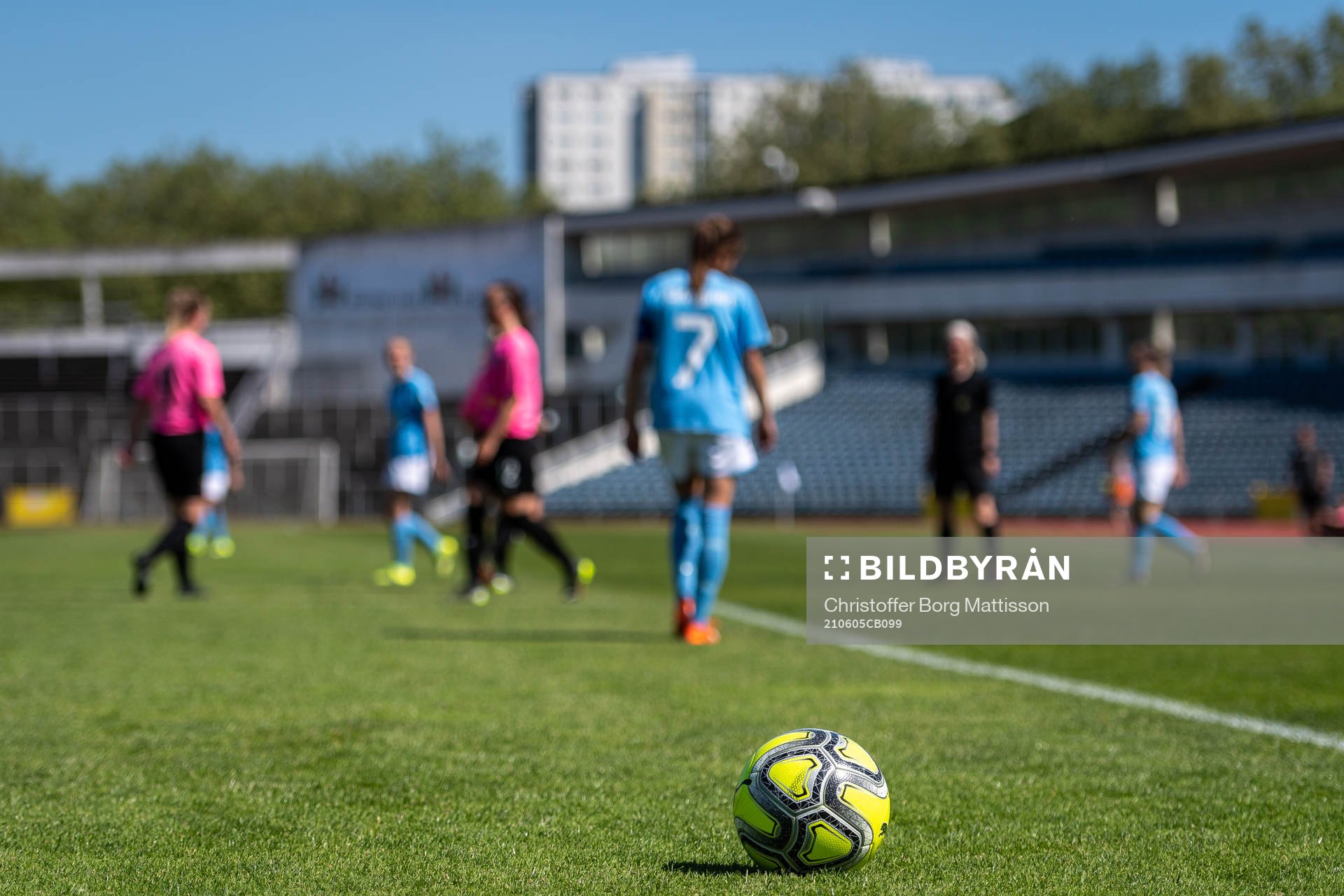 En fotboll ligger på gräsmattan