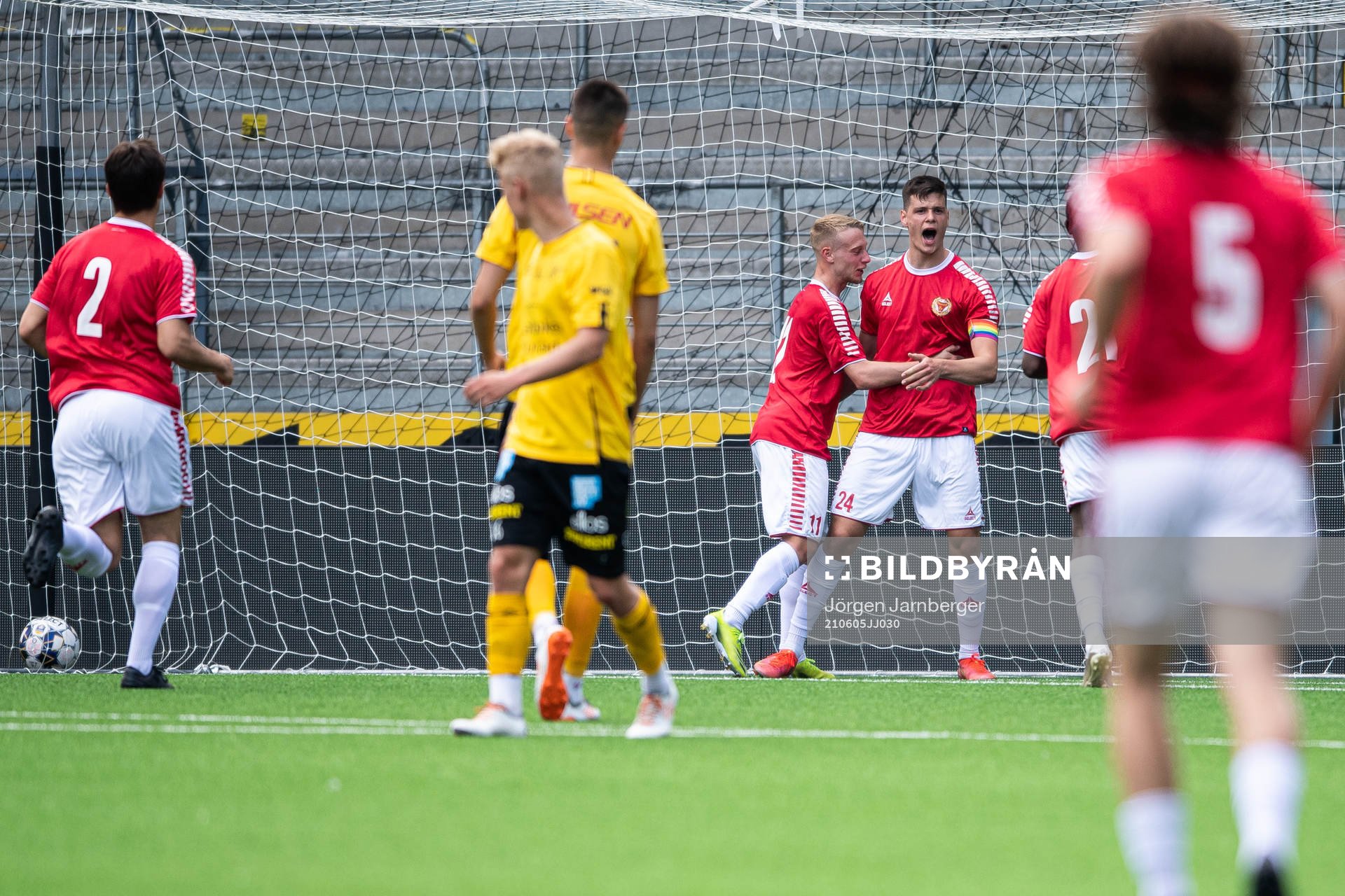 Kalmars Arton Podrimcaku jublar med Lucas Andrén