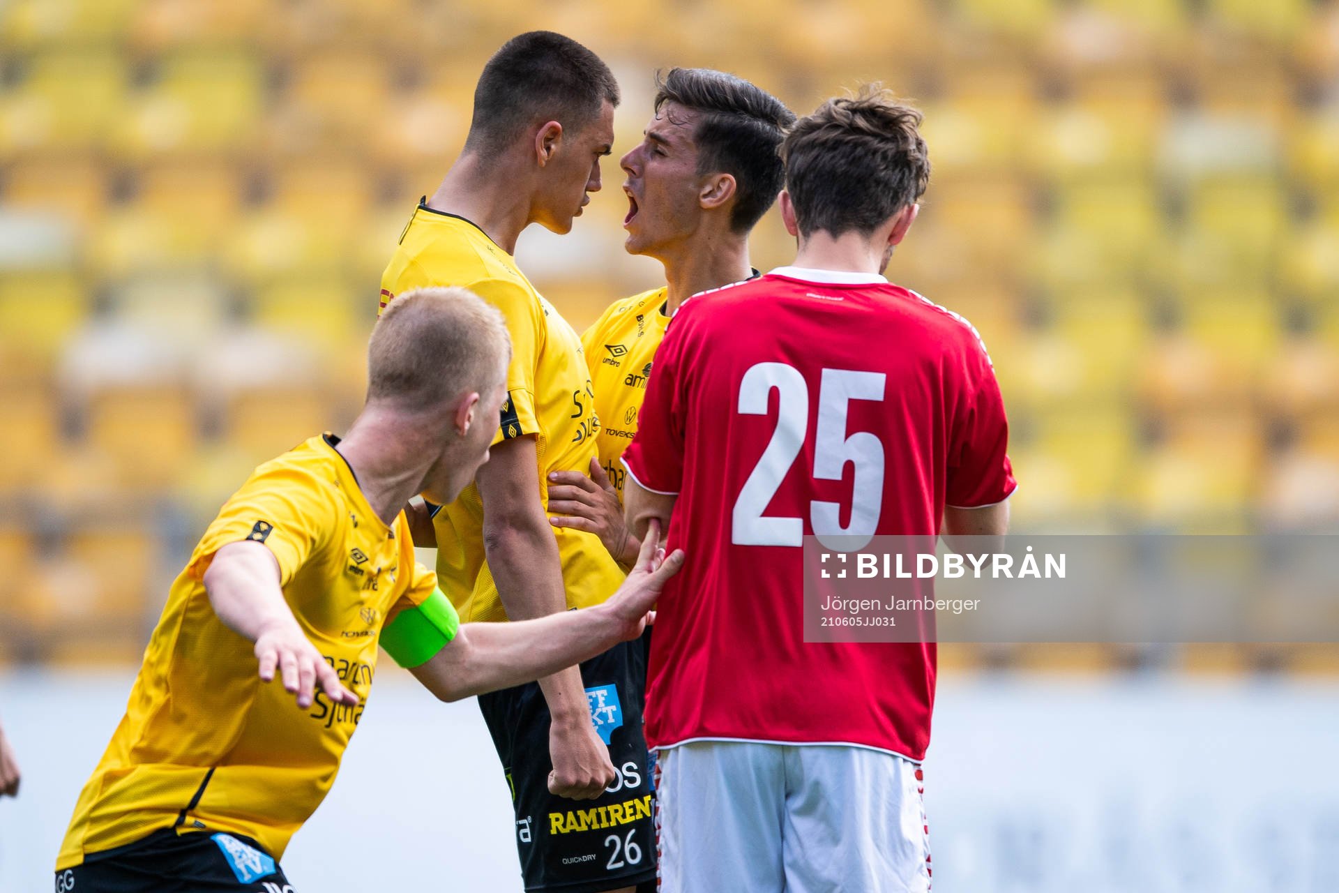 Elfsborgs Amer Jusic jublar med lagkamraterna
