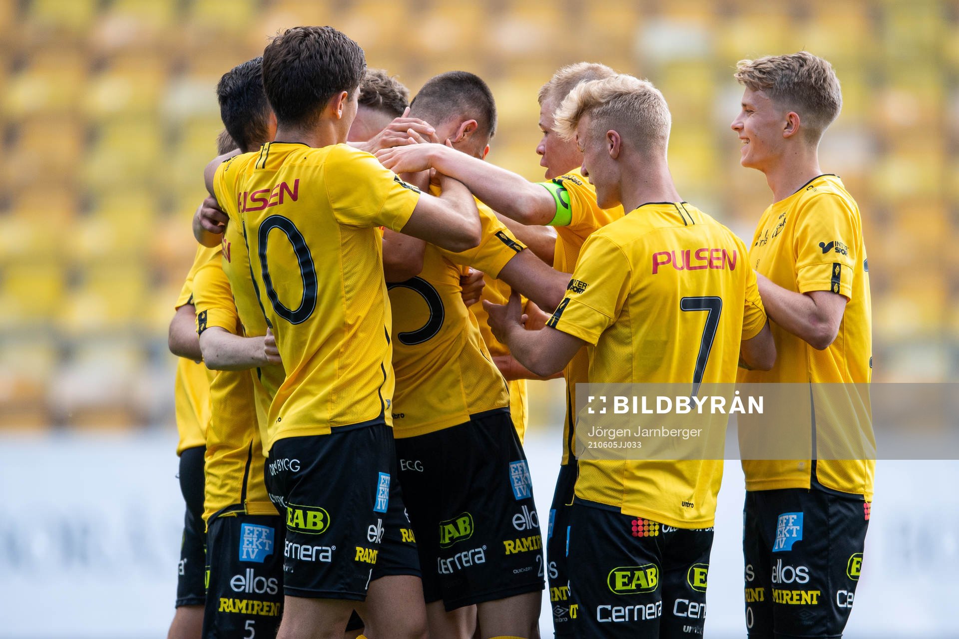 Elfsborgs Amer Jusic jublar med lagkamraterna