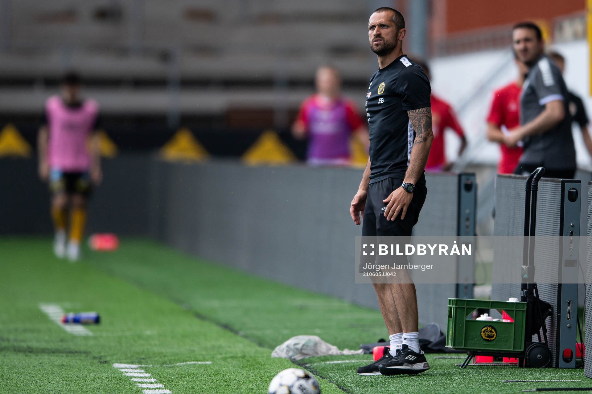 Elfsborgs U19 tränare Emir Bajrami under fotbollsmatchen i P19 Allsvenskan Södra mellan Elfsborg och Kalmar FF den 5 juni 2021 i Borås.