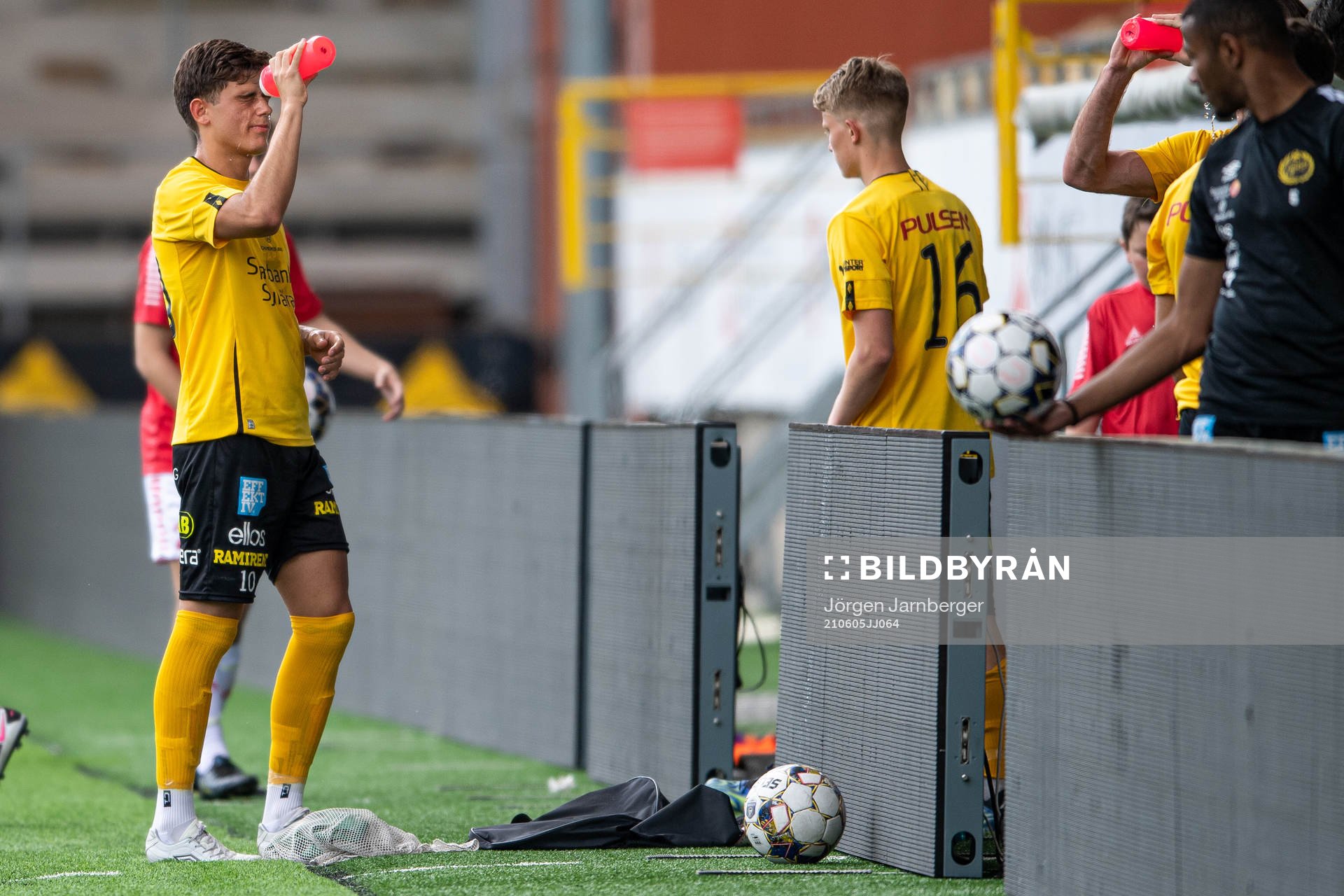 Elfsborgs Besfort Zeneli svalkar sig