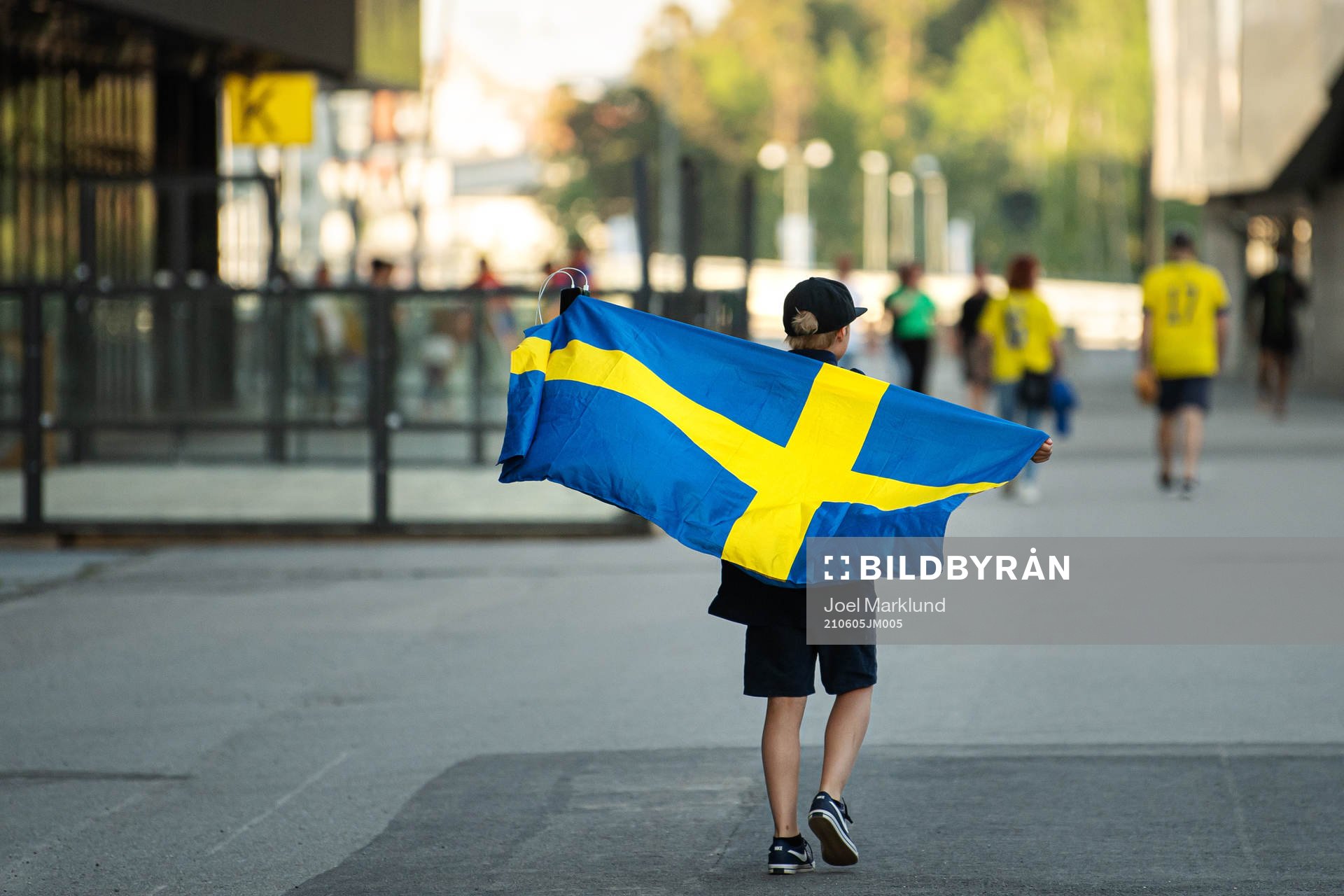 A young Swedish fan