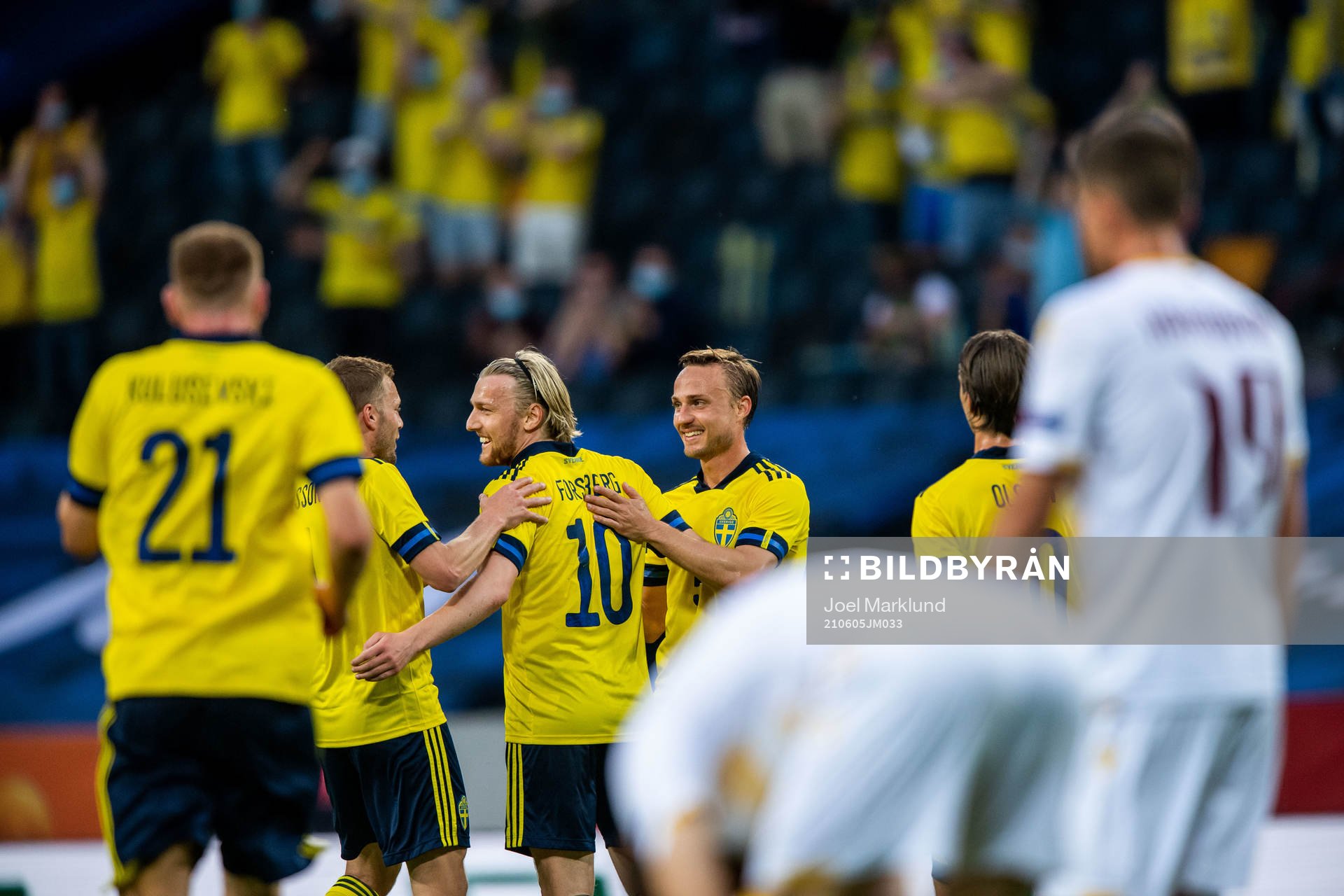 Emil Forsberg of Sweden celebrates 1-0