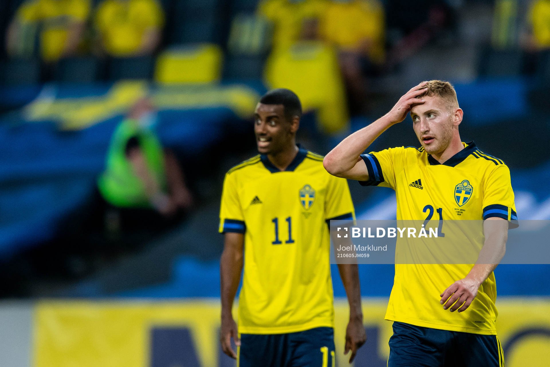 Alexander Isak and Dejan Kulusevski of Sweden