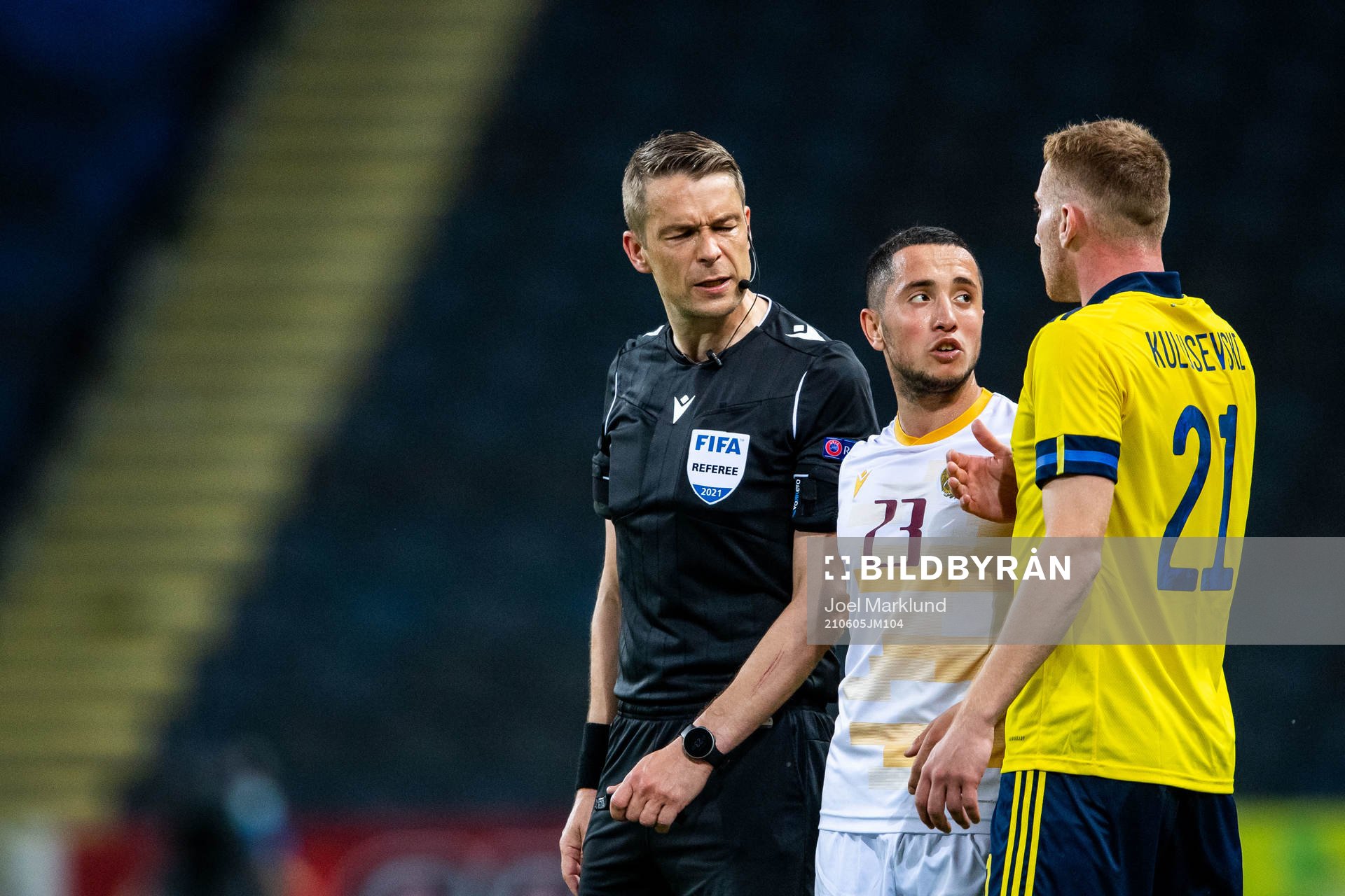 Referee Mattias Gestranius, Vahan Bichakhcyan of Armenia