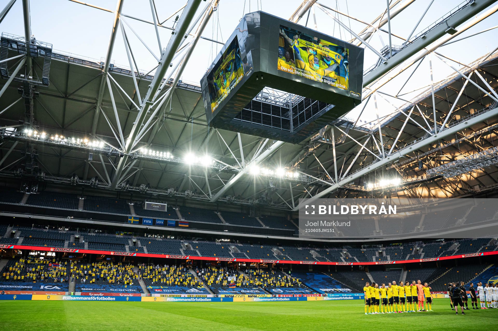 Players of Sweden are lined up