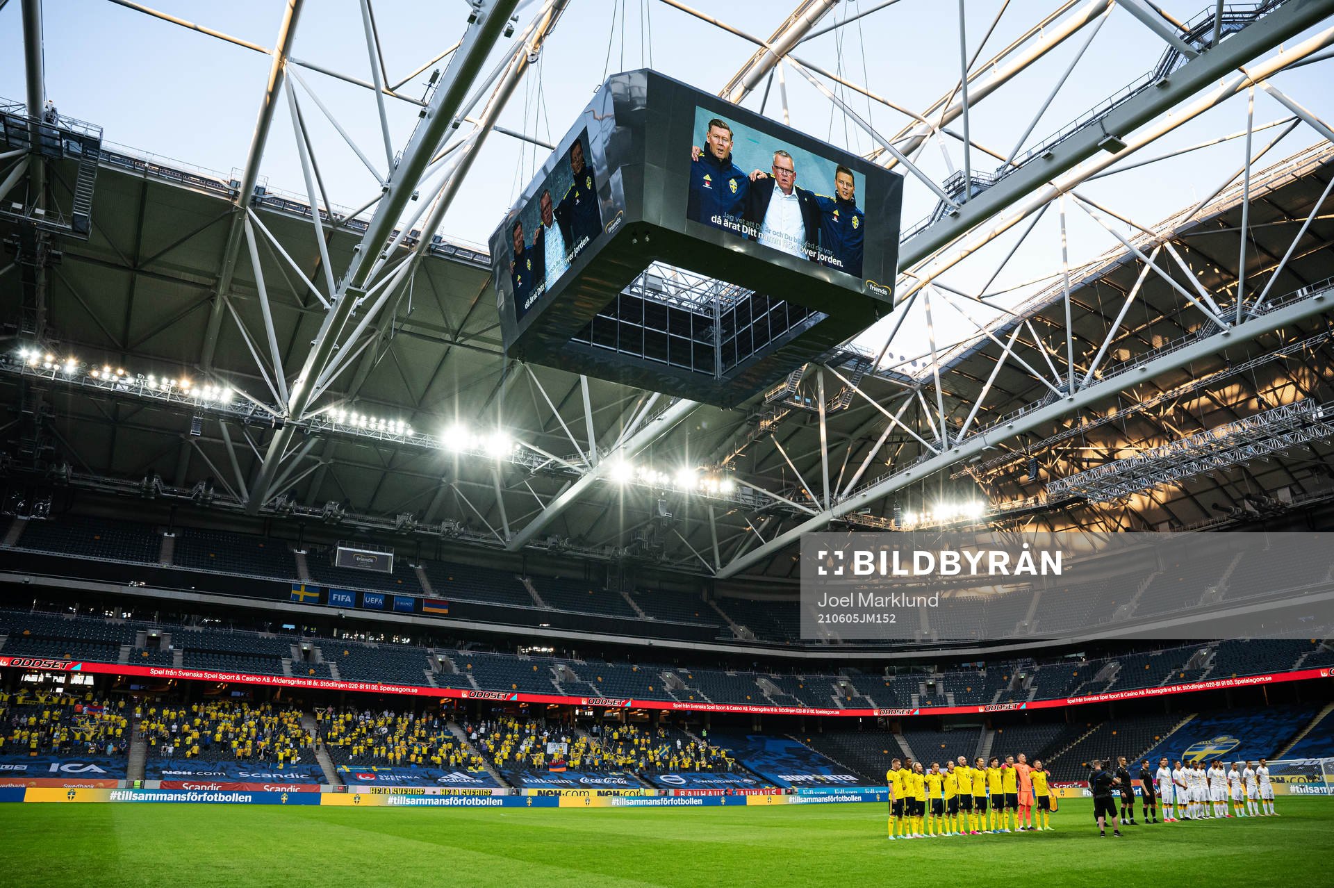Players of Sweden and Armenia are lined up