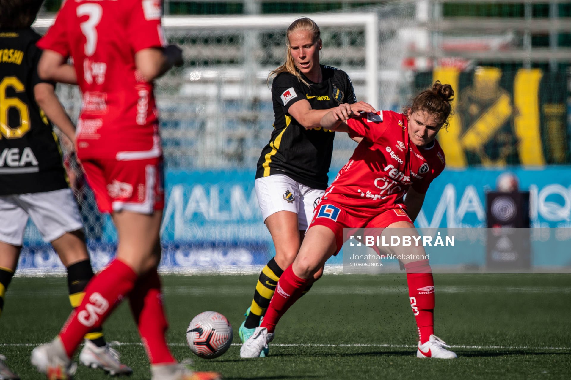 s Emma Santamäki och Örebros Jessie Scarpa