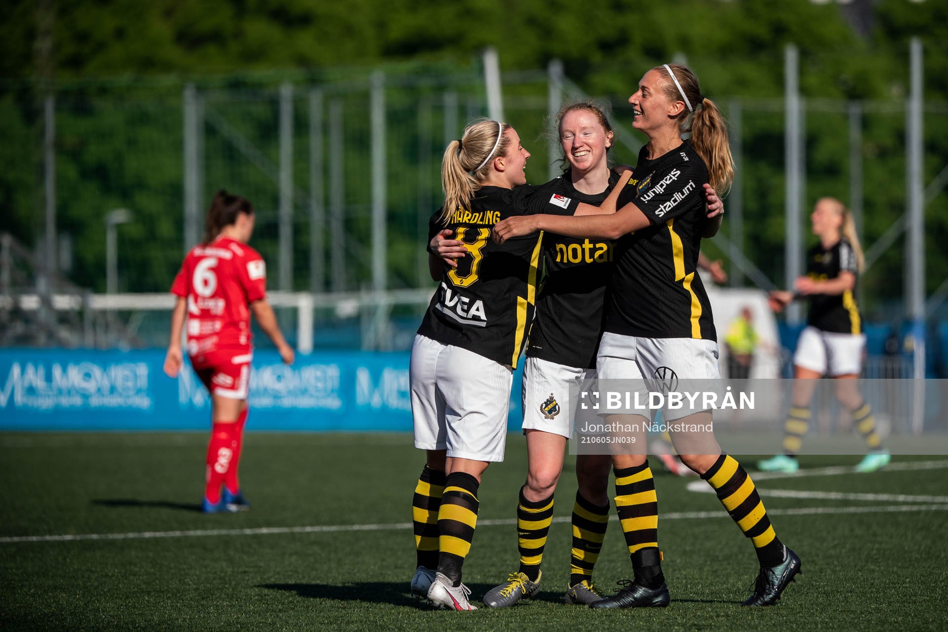 s Clara Härdling med lagkamrater jublar
