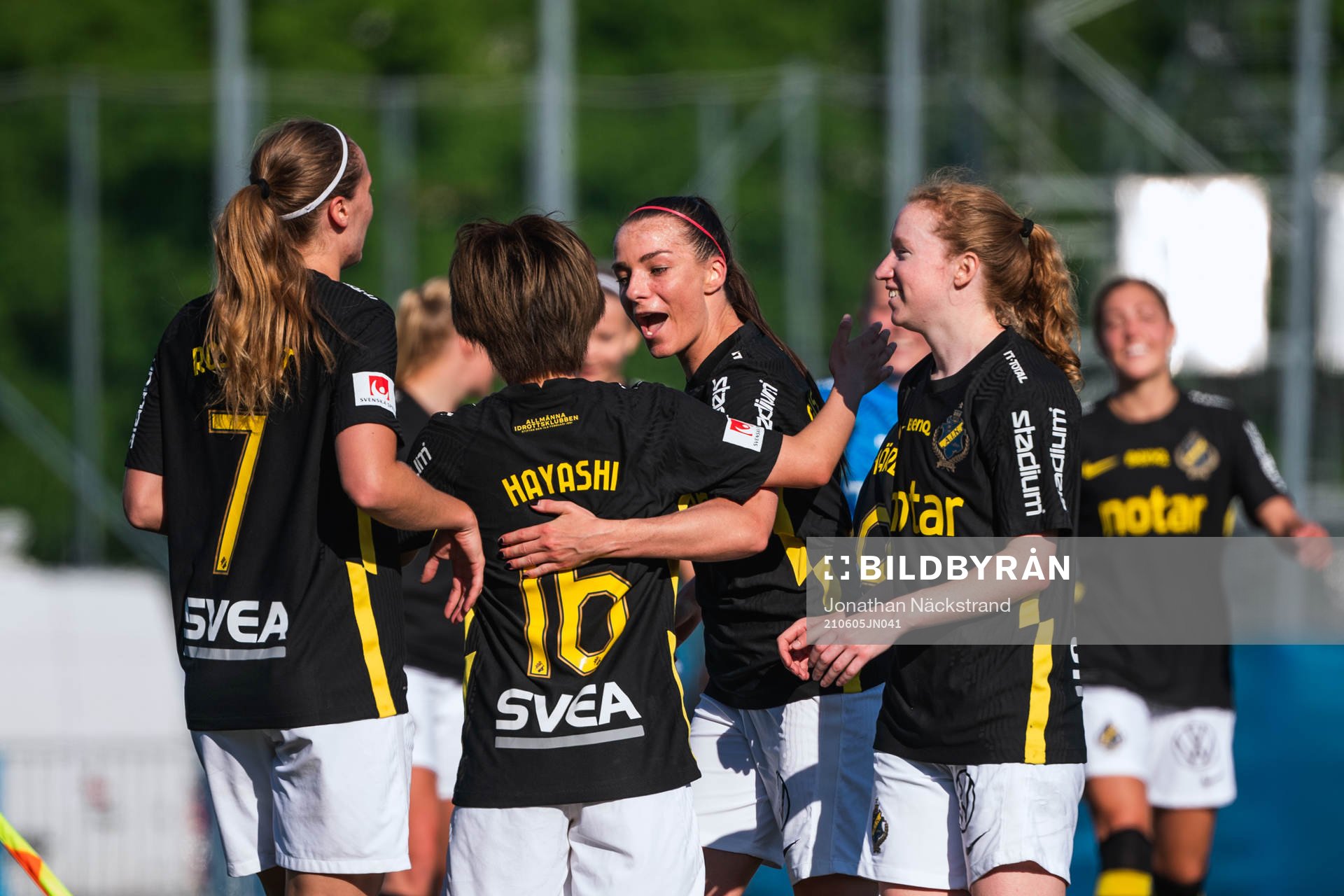 s Honoka Hayashi och Matilda Rosqvist med lagkamrater jublar