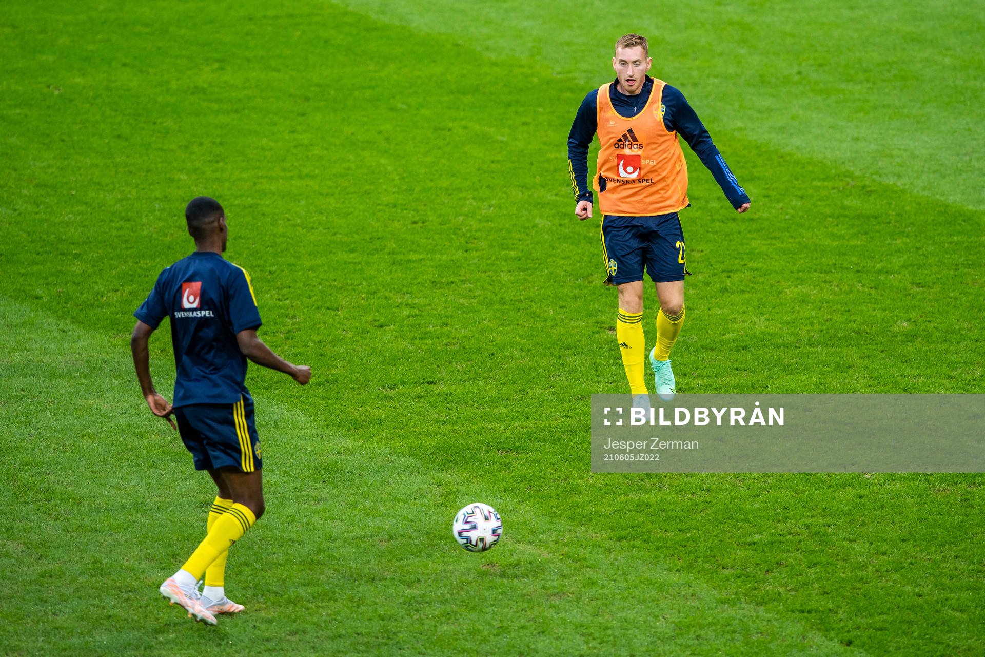 Alexander Isak and Dejan Kulusevski of Sweden