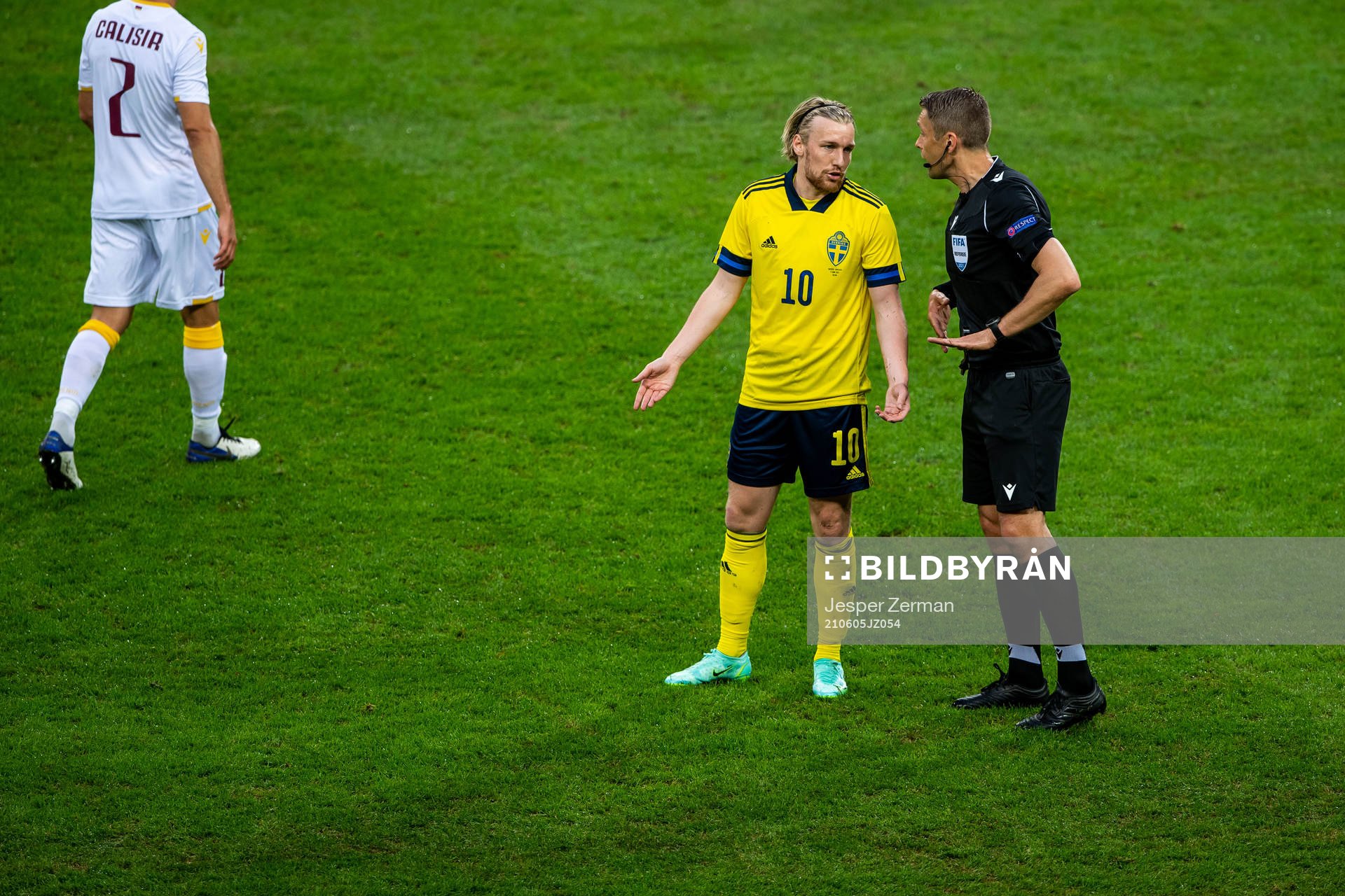 Emil Forsberg of Sweden and referee Mattias Gestranius