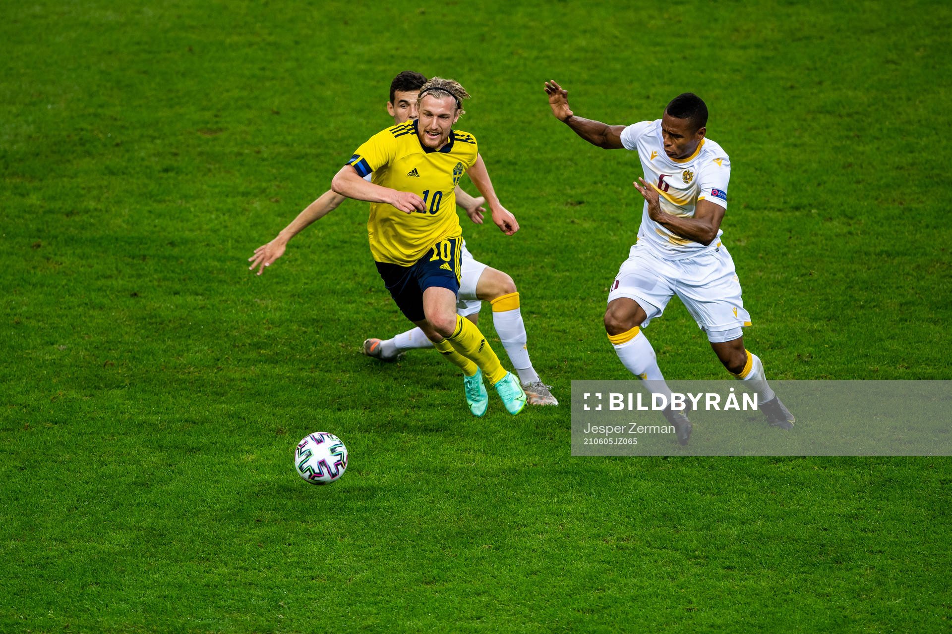 Emil Forsberg of Sweden and Wbemyar Angulo Mosquera of