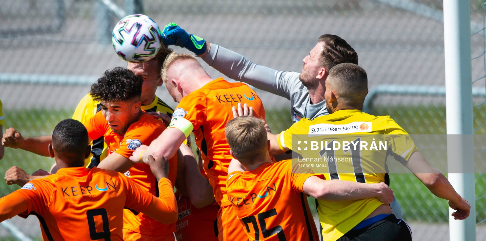 Kristianstads målvakt Calle Lindell (tidigare i IFK Hässleholm) boxar undan bollen med assistans av Linus Svesson (fostrad i IFK Hässleholm) i matchen i division 2 Södra Götaland mellan IFK Hässleholm och Kristianstads FC i Hässleholm 5 juni 2021.