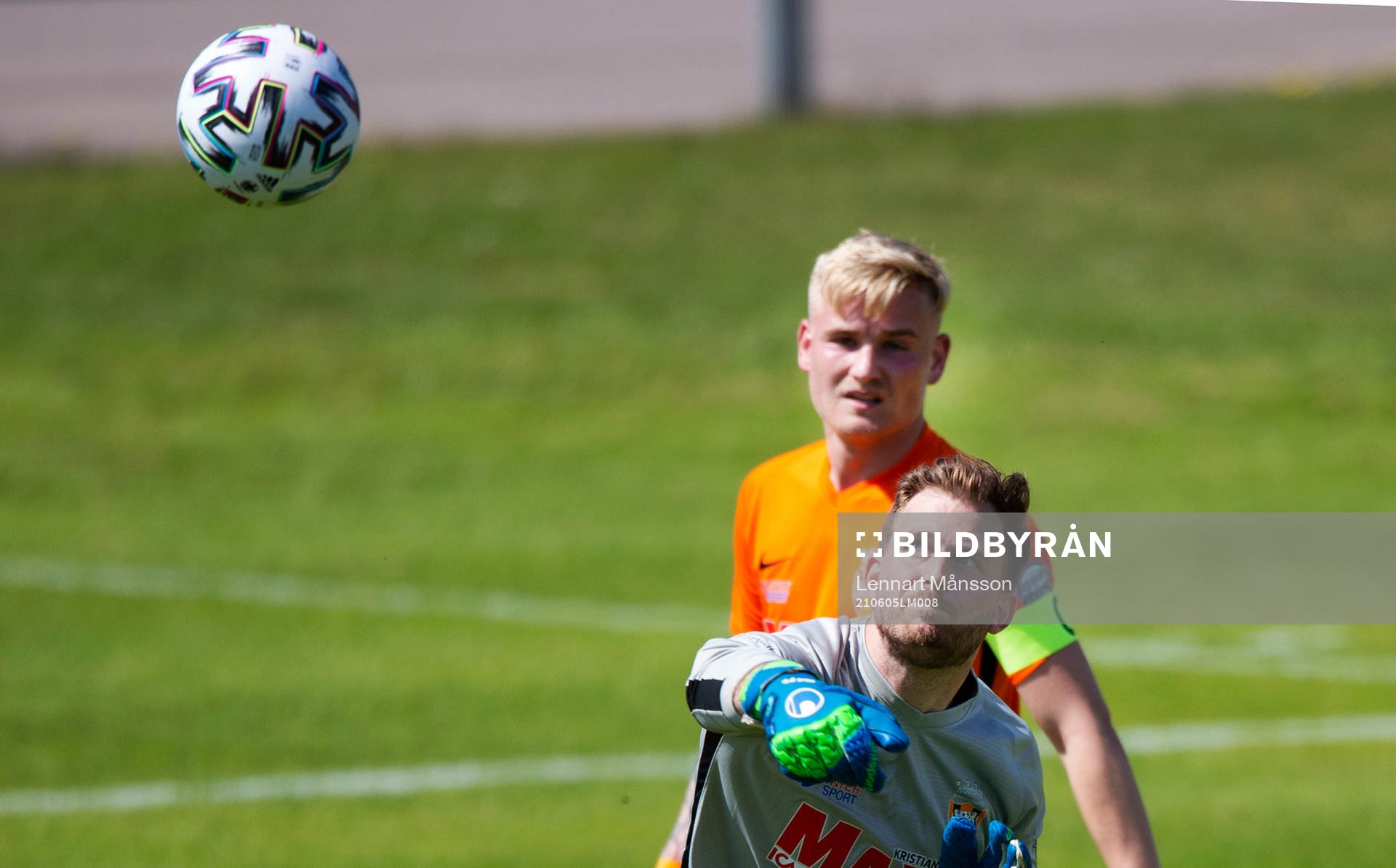 IFK Kristianstads målvakt Calle Lindell och lagkapten Linus Svensson (båda tidigare i IFK Hässlerholm) i matchen i division 2 Södra Götaland mellan IFK Hässleholm och Kristianstads FC i Hässleholm 5 juni 2021.