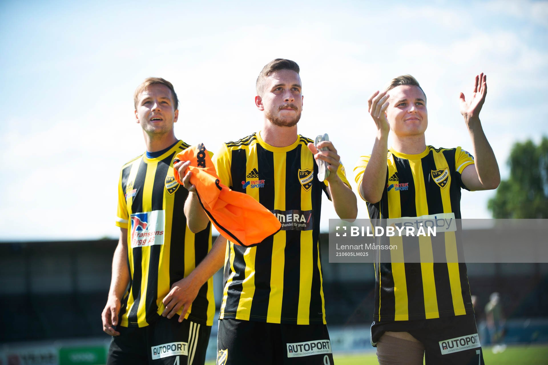 IFK Hässleholms Hampus Rydh, Max Sandberg och Danny Gunnarsson tackar klacken i matchen i division 2 Södra Götaland mellan IFK Hässleholm och Kristianstads FC i Hässleholm 5 juni 2021.