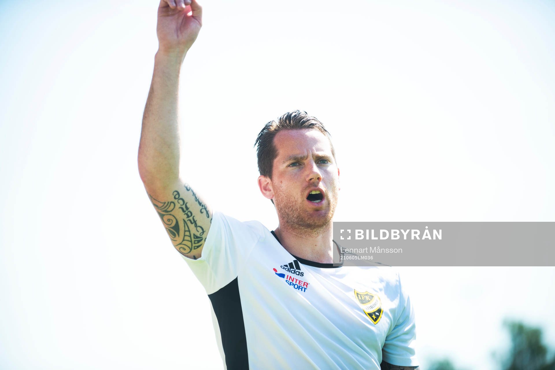IFK Hässleholms tränare Johan Persson jublar över segern