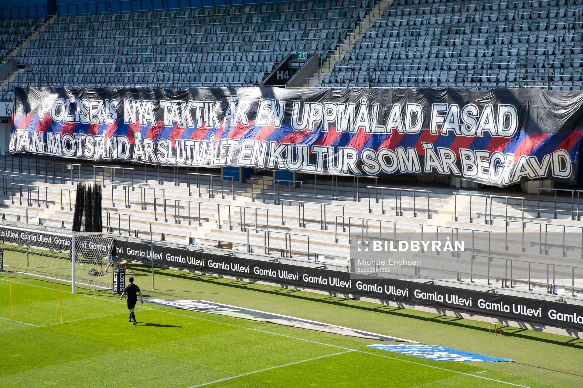 En banderoll på läktaren innan fotbollsmatchen i