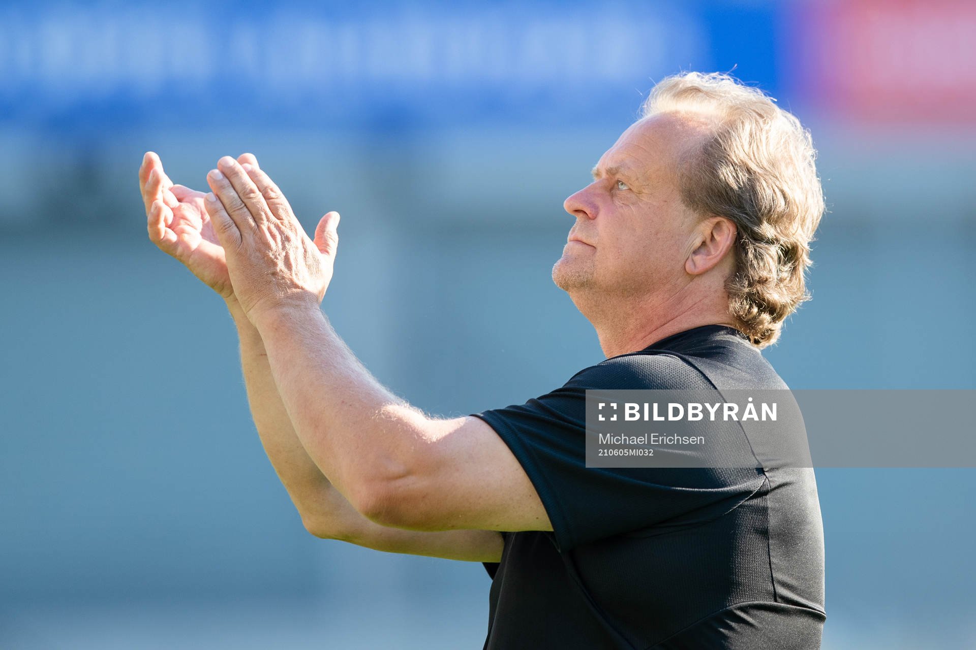 Värnamos assisterande tränare Jonas Thern applåderar
