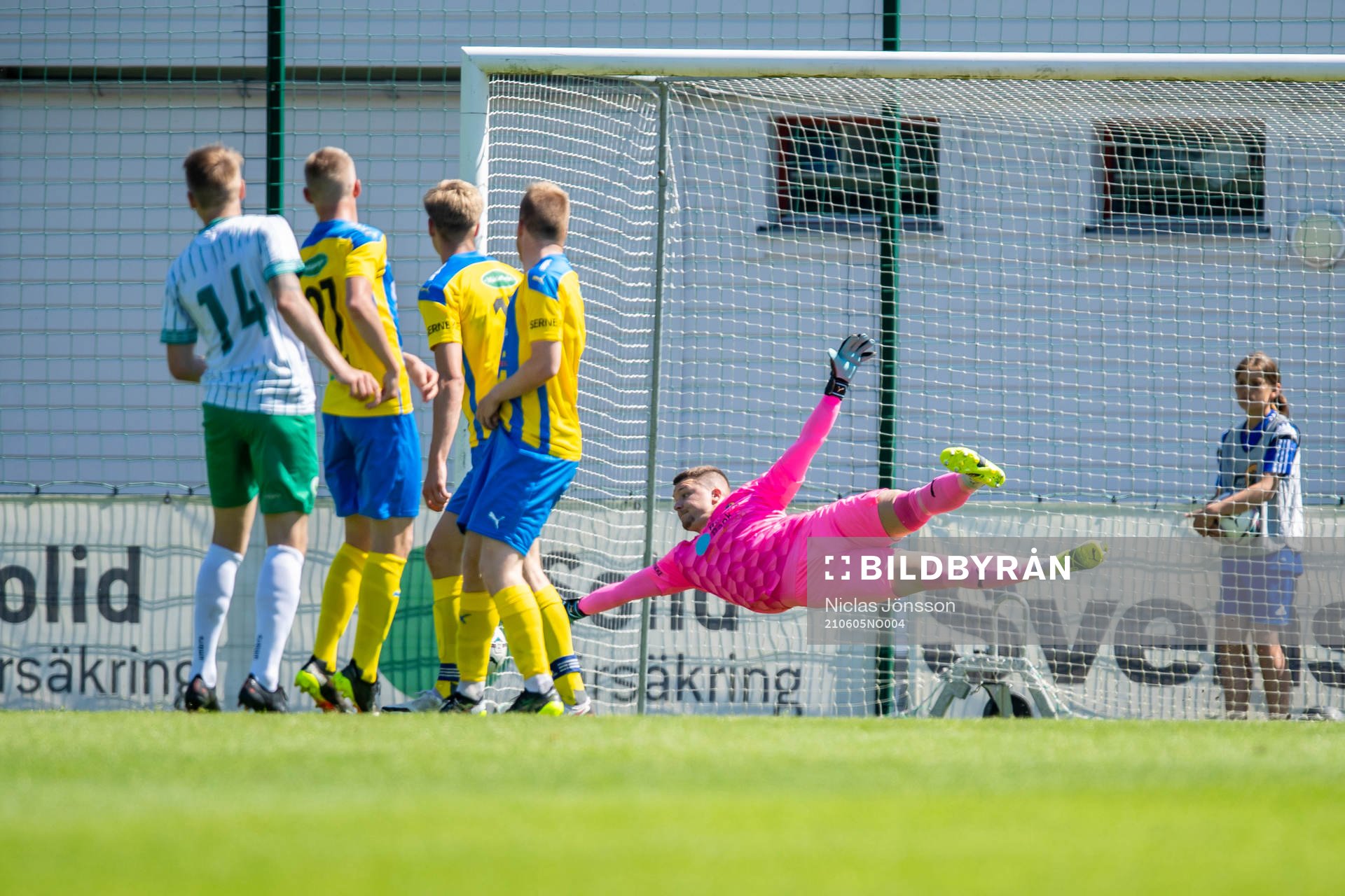 Västra frölundas Niklas Engberg gör 1-1 under fotbollsmatchen i Division 2 mellan Eskilsminne och Västra Frölunda den 5 juni 2021 i Helsingborg.