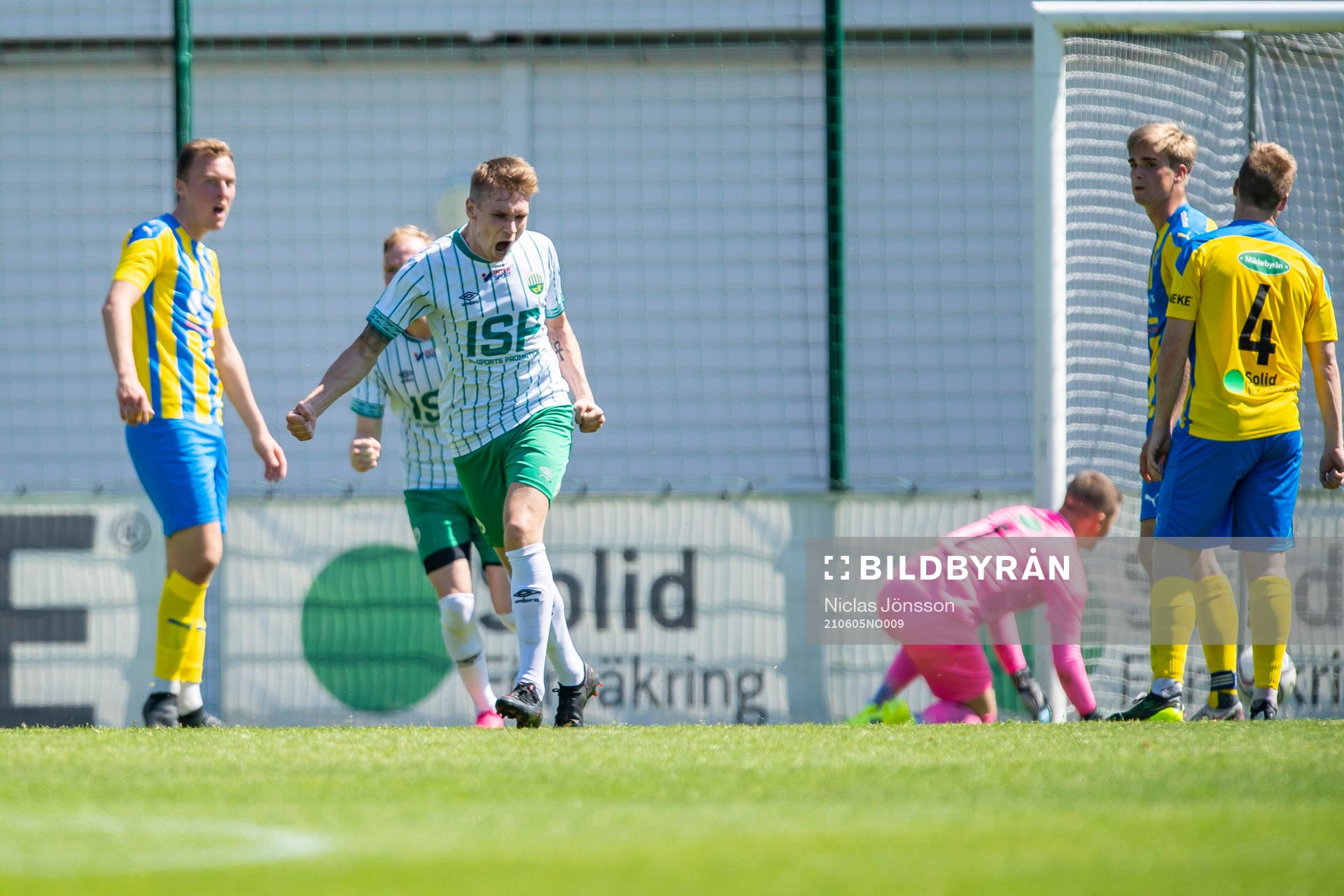 Västra frölundas Niklas Engberg jublar efter gjort 1-1 under fotbollsmatchen i Division 2 mellan Eskilsminne och Västra Frölunda den 5 juni 2021 i Helsingborg.