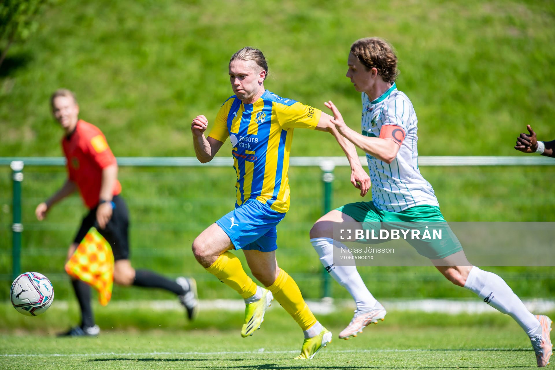 Eskilsminnes Jesper Lundborg i kamp med Västra frölundas Anton Delwér under fotbollsmatchen i Division 2 mellan Eskilsminne och Västra Frölunda den 5 juni 2021 i Helsingborg.