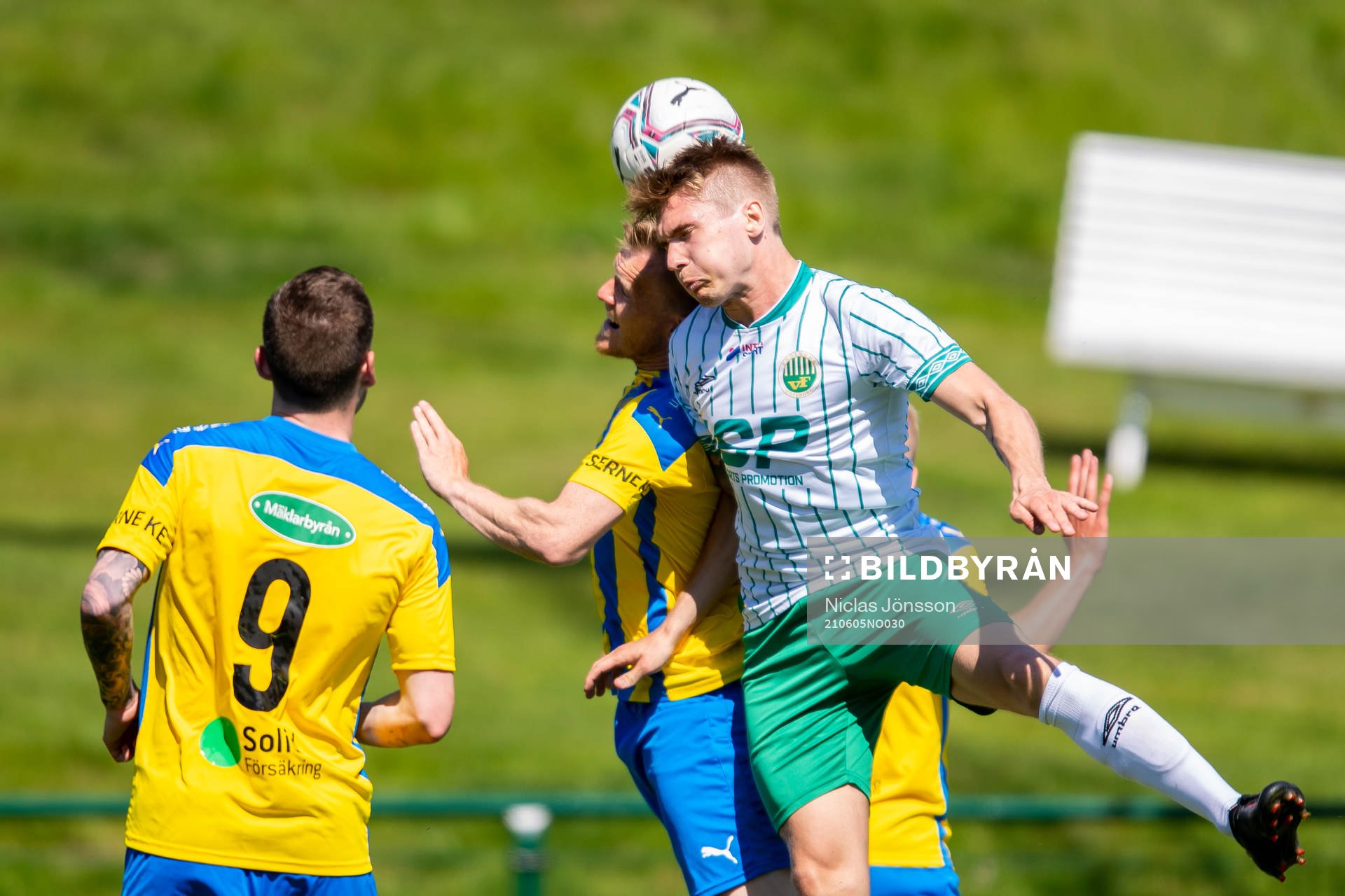 Eskilsminnes Victor Wahlgren och Västra frölundas Niklas Engberg under fotbollsmatchen i Division 2 mellan Eskilsminne och Västra Frölunda den 5 juni 2021 i Helsingborg.