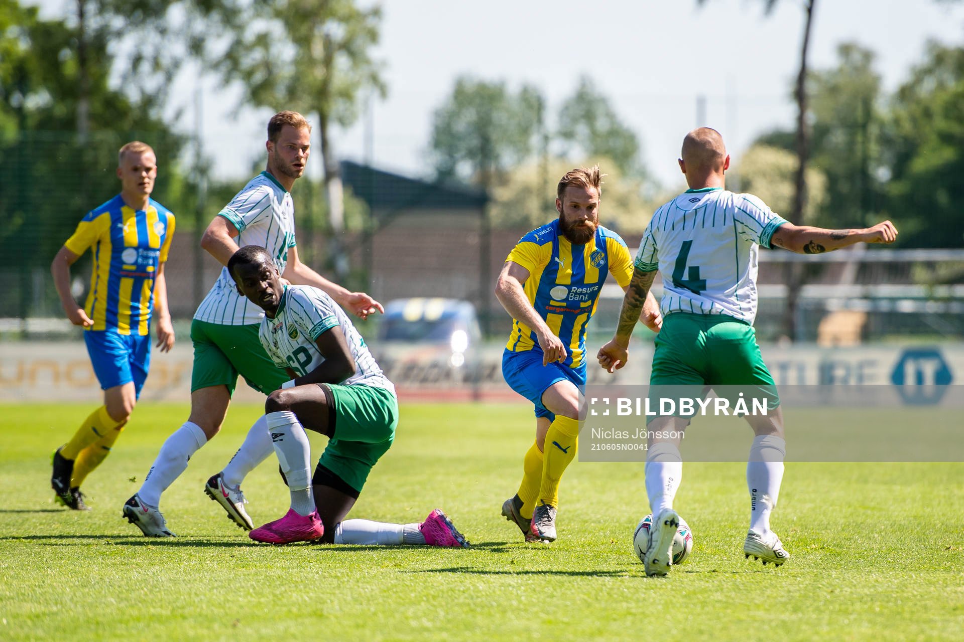 Eskilsminnes Emil Åberg ikamp med Västra frölundas Bryan Johansson under fotbollsmatchen i Division 2 mellan Eskilsminne och Västra Frölunda den 5 juni 2021 i Helsingborg.