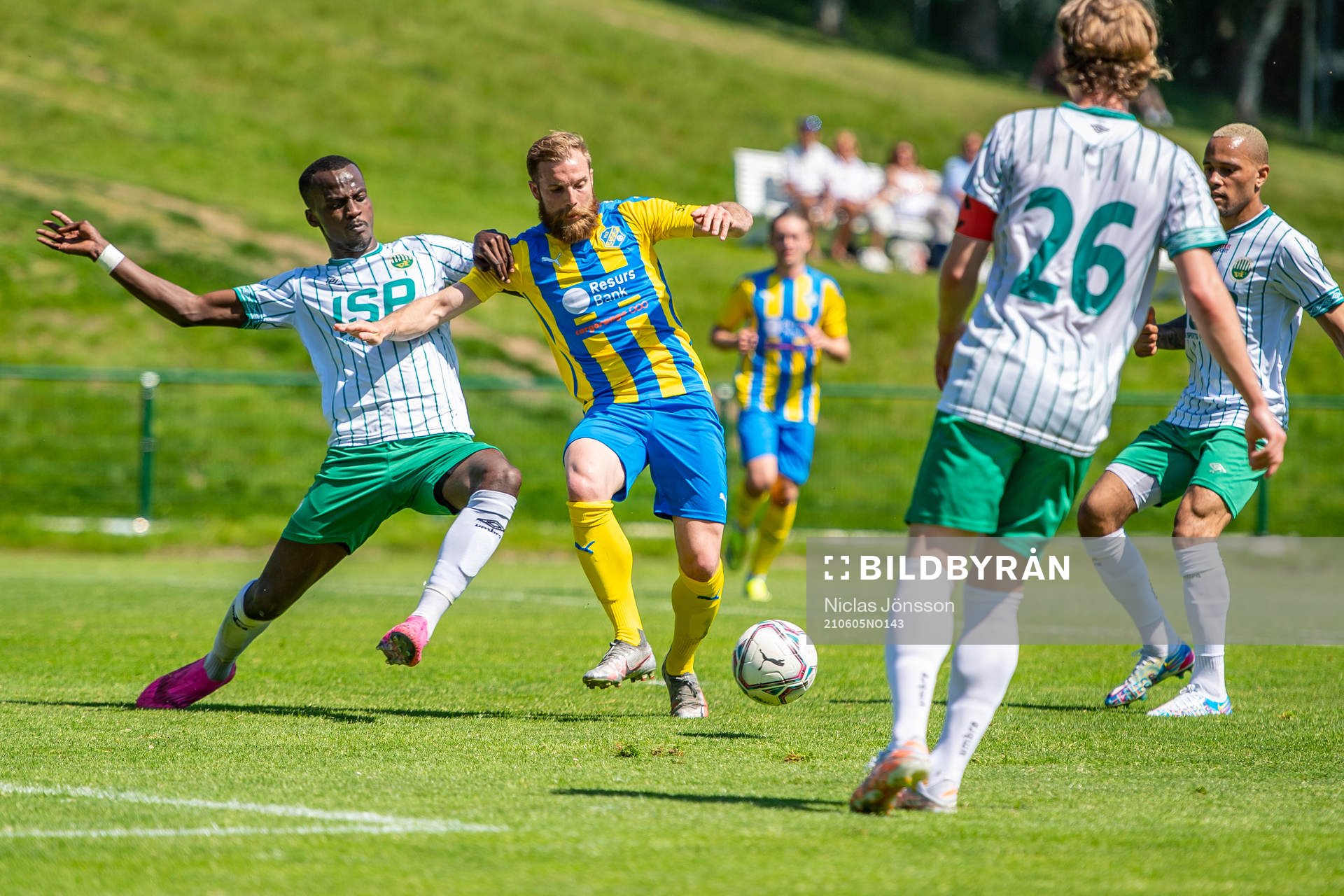 Västra frölundas Bryan Johansson och Eskilsminnes Emil Åberg under fotbollsmatchen i Division 2 mellan Eskilsminne och Västra Frölunda den 5 juni 2021 i Helsingborg. 