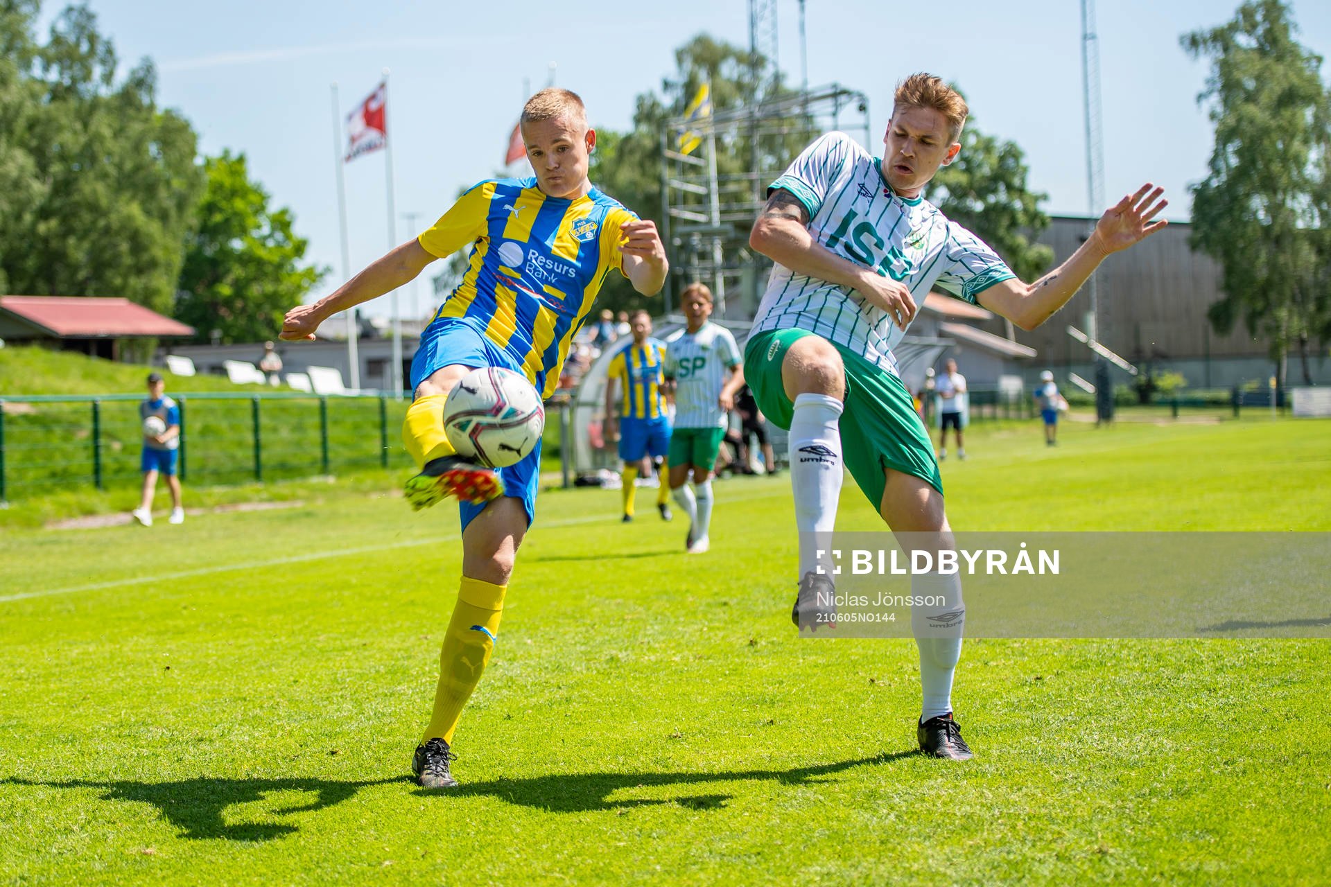 Eskilsminnes Filip Lundeberg och Västra frölundas Niklas Engberg under fotbollsmatchen i Division 2 mellan Eskilsminne och Västra Frölunda den 5 juni 2021 i Helsingborg.