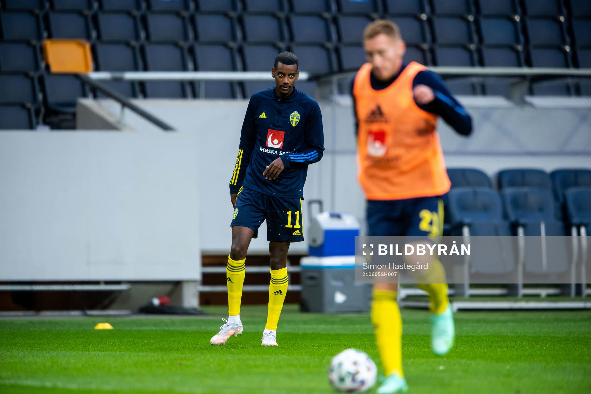 Alexander Isak and Dejan Kulusevski of Sweden