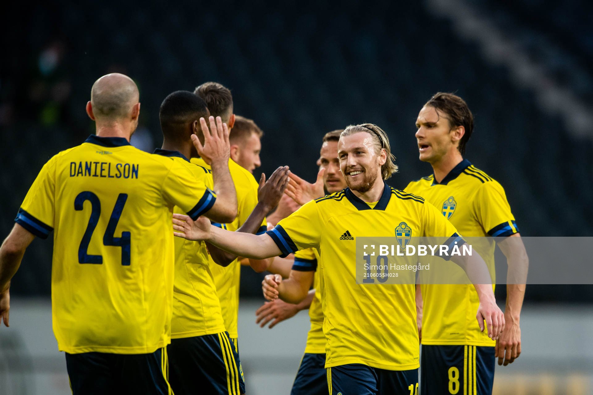 Emil Forsberg of Sweden celebrates 1-0