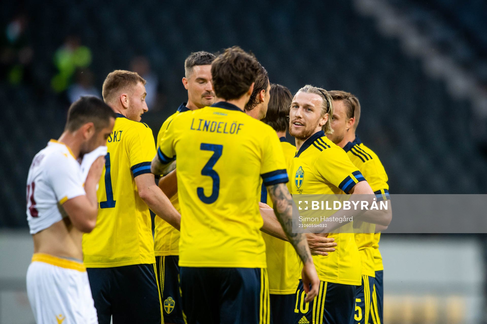 Emil Forsberg of Sweden celebrates 1-0