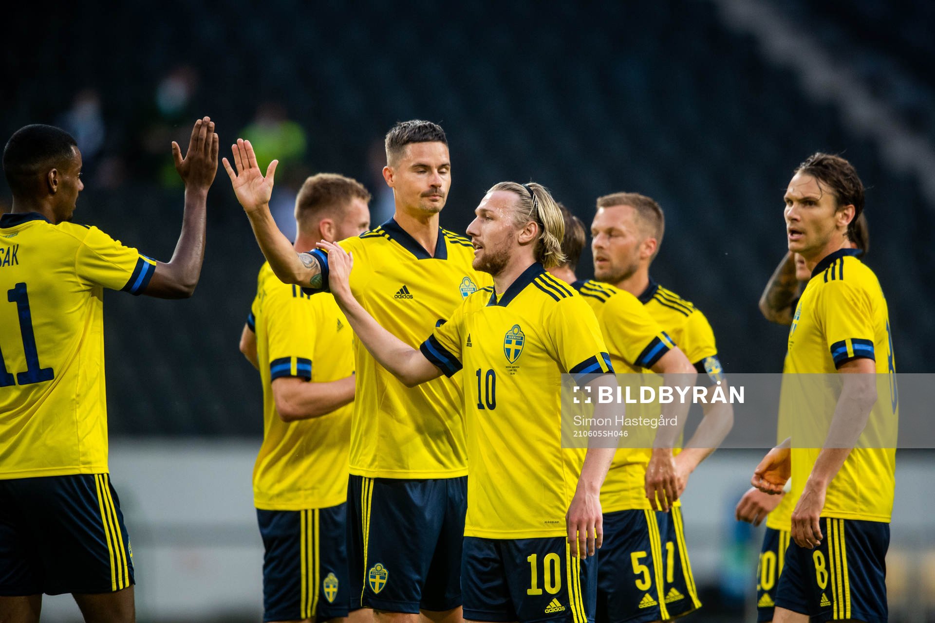 Emil Forsberg of Sweden celebrates 1-0  tighter with