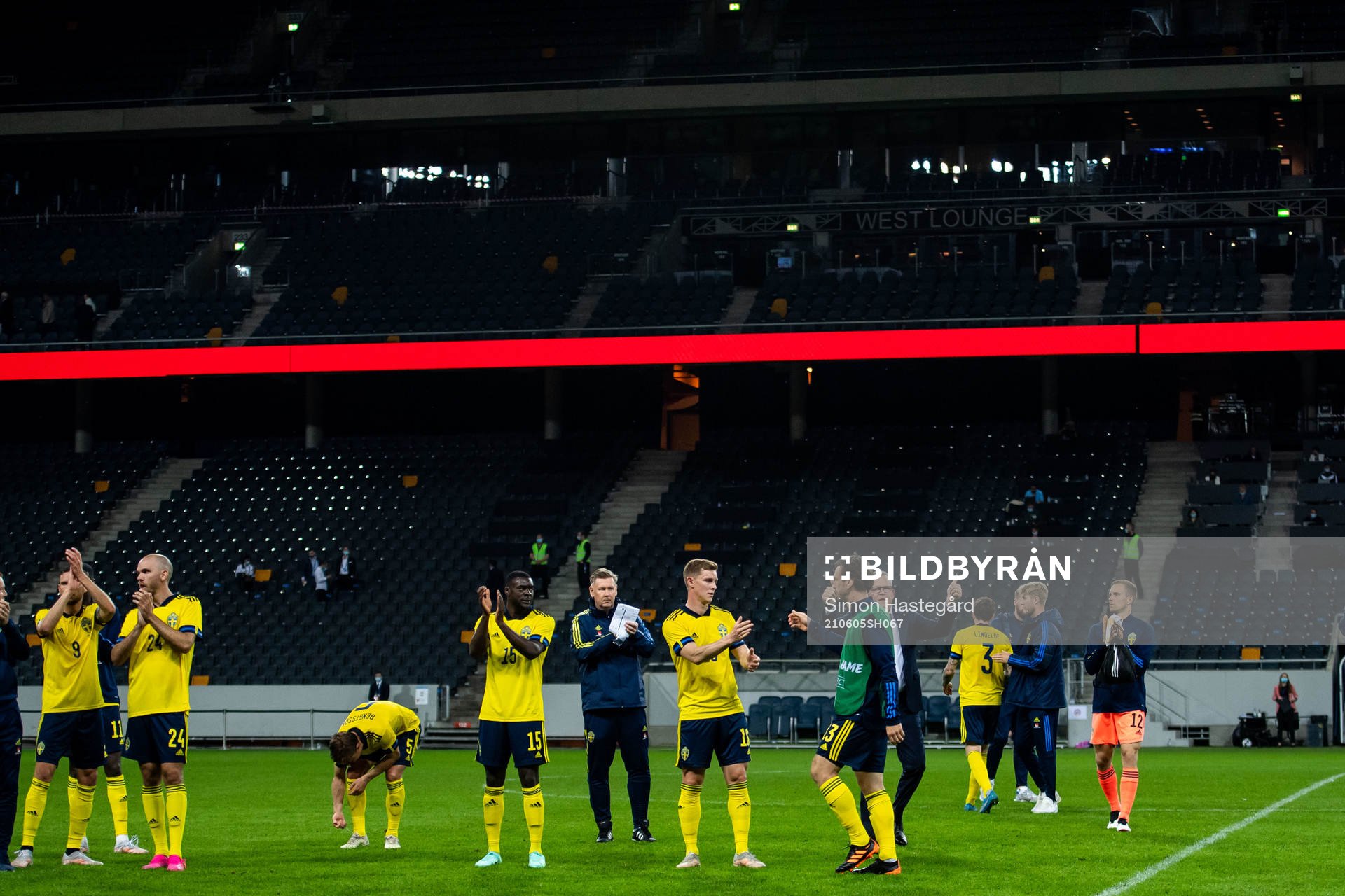 Players of Sweden celebrates