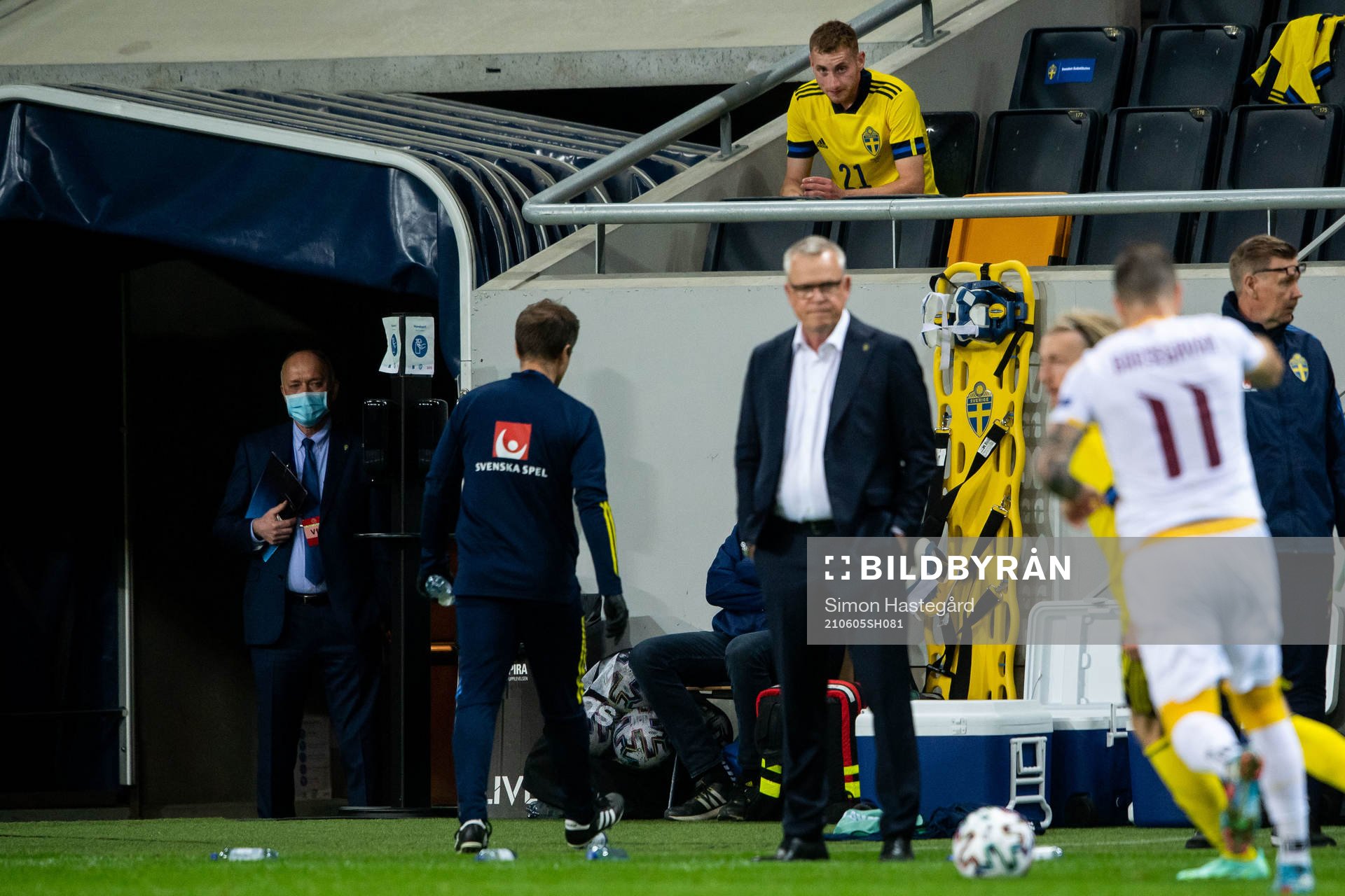 Dejan Kulusevski of Sweden behind Janne Andersson, head