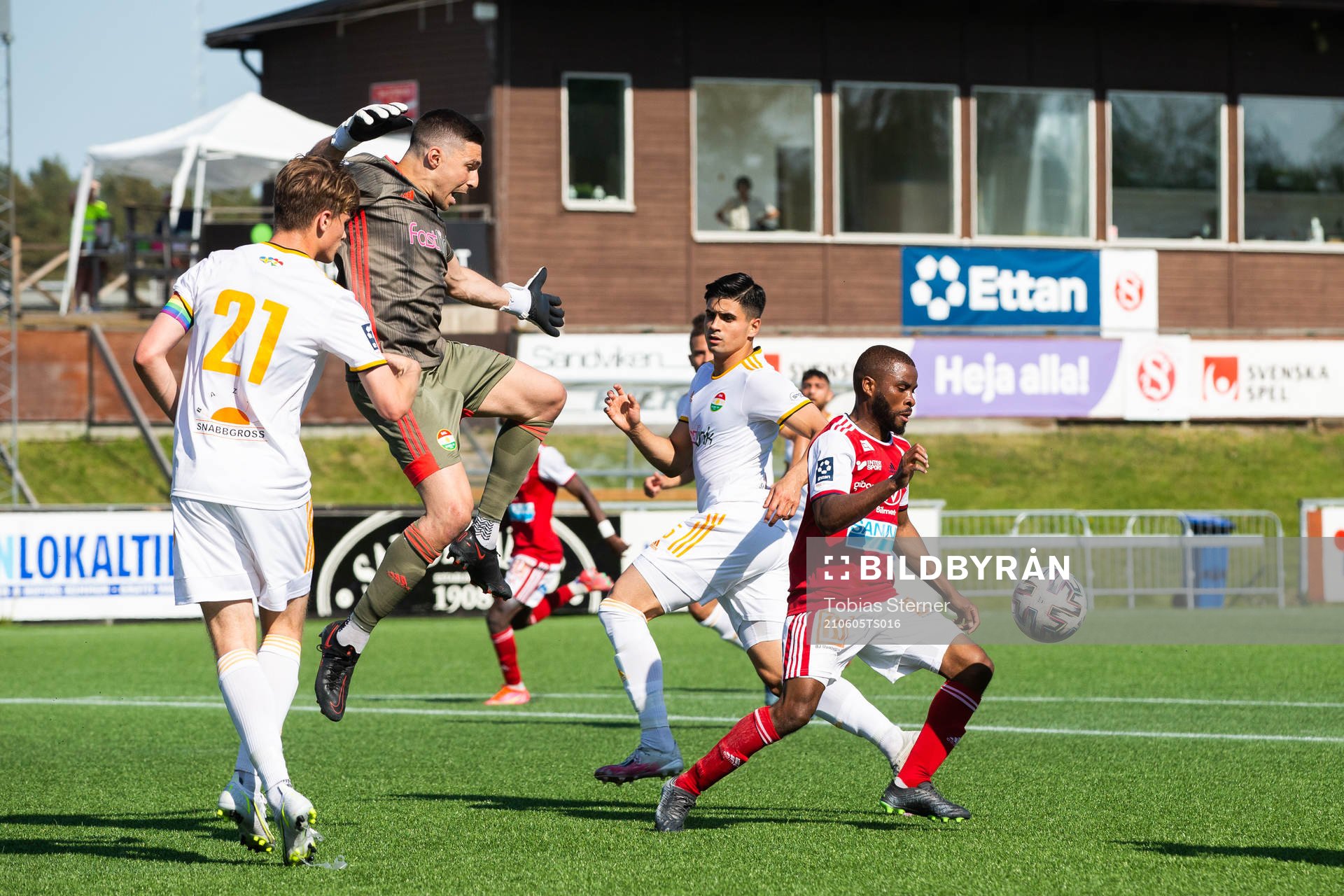 Sandvikens John Junior Igbarumah med målchans framför